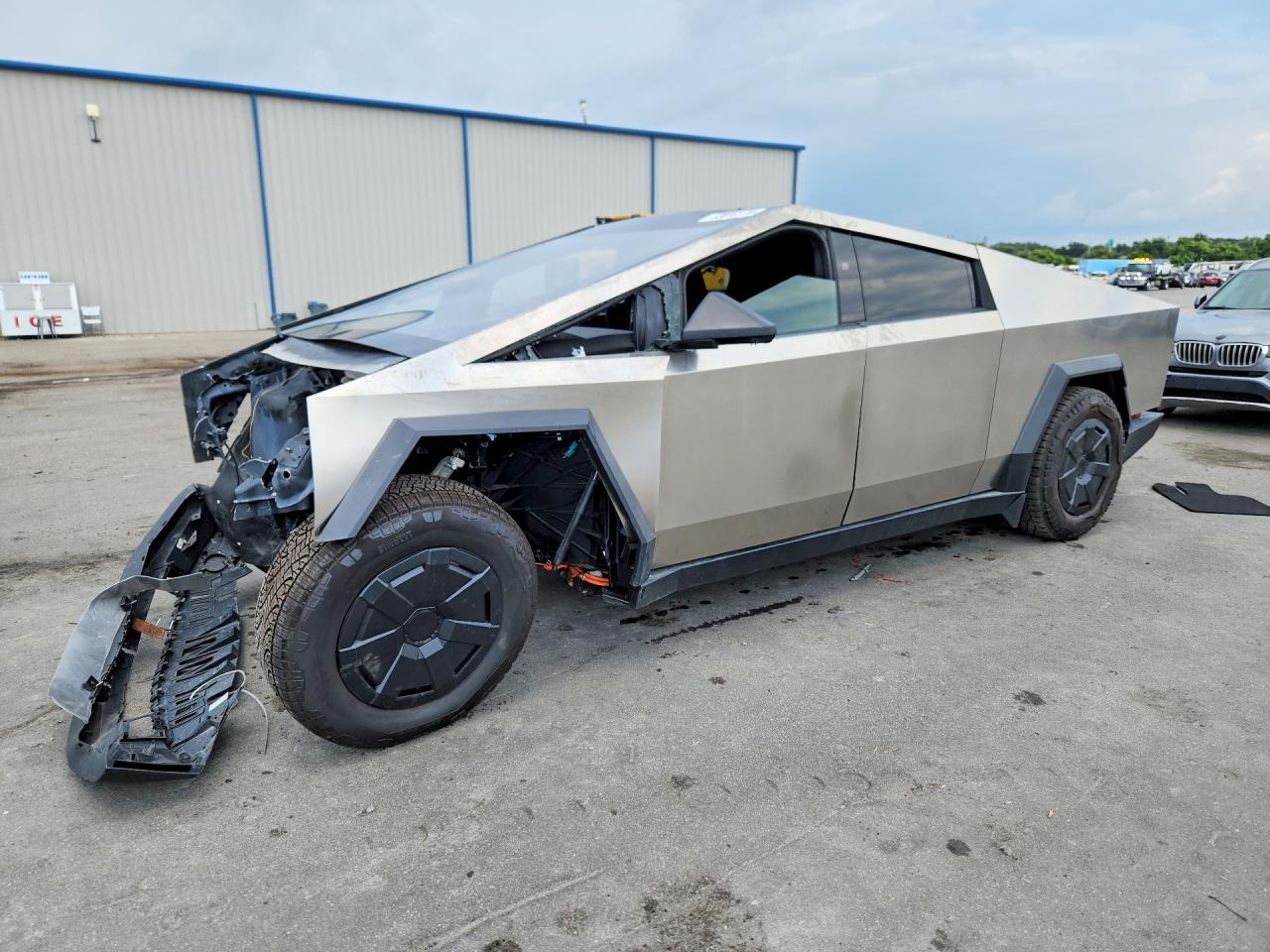 2025 Tesla Cybertruck, VIN 7G2CEHED5SA075011 — Front end