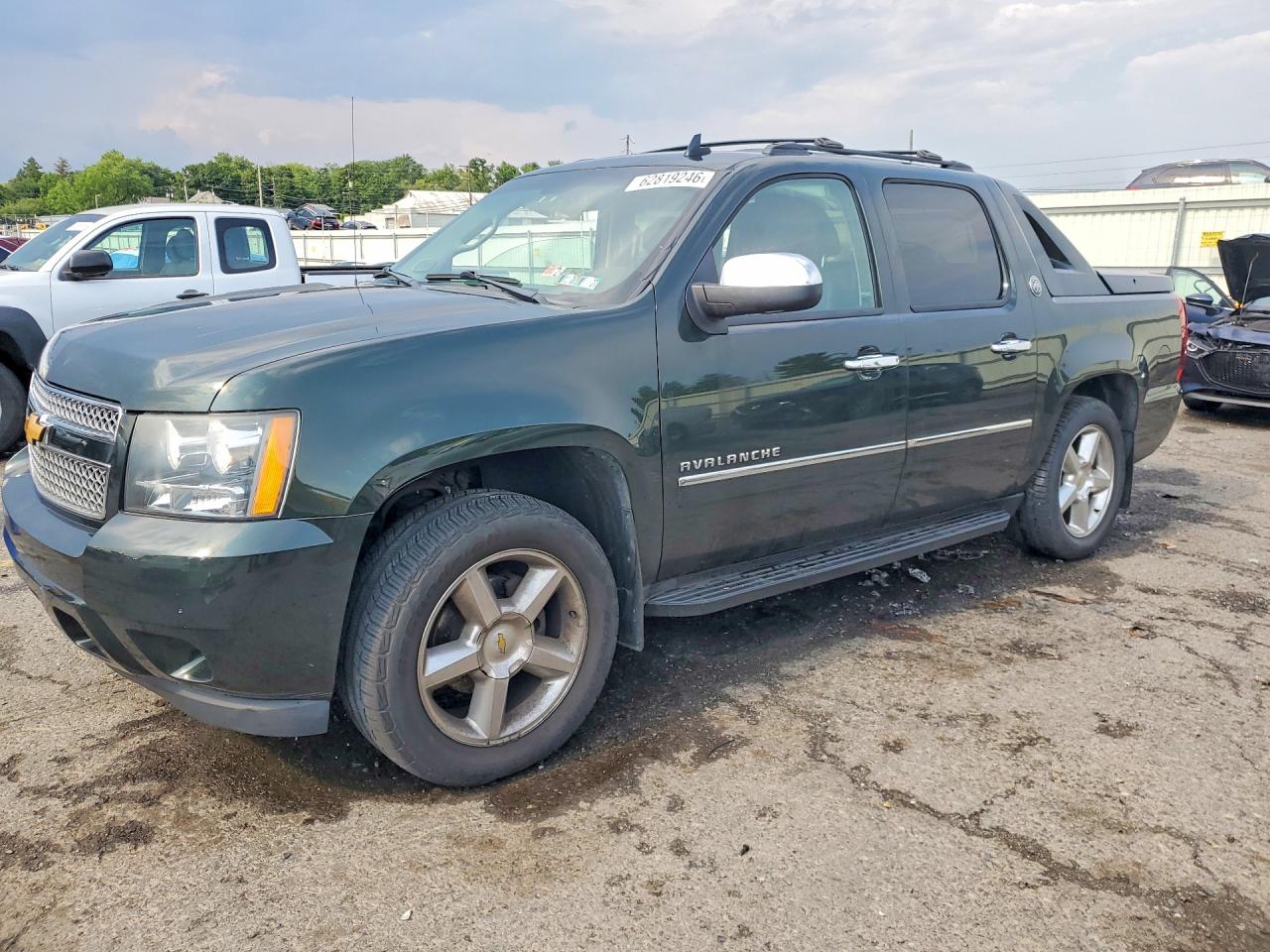 2013 Chevrolet Avalanche LTZ, VIN 3GNTKGE7XDG261070 — Side