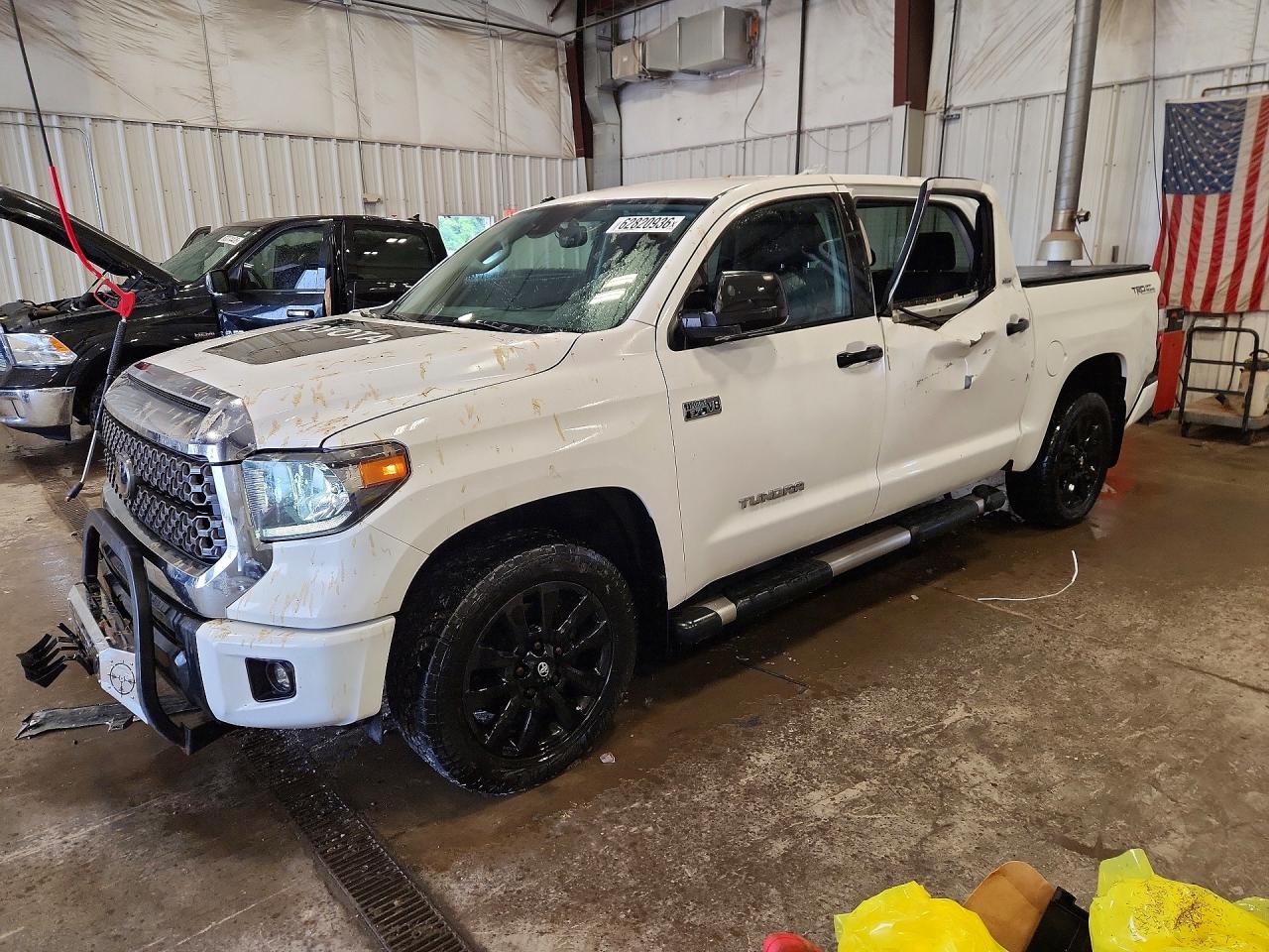 2019 Toyota Tundra SR5, VIN 5TFEY5F11KX253317 — Бок