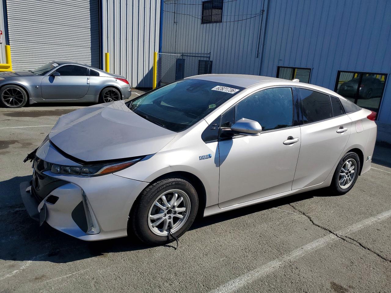 2017 Toyota Prius Premium, VIN JTDKARFP5H3060638 — Front end