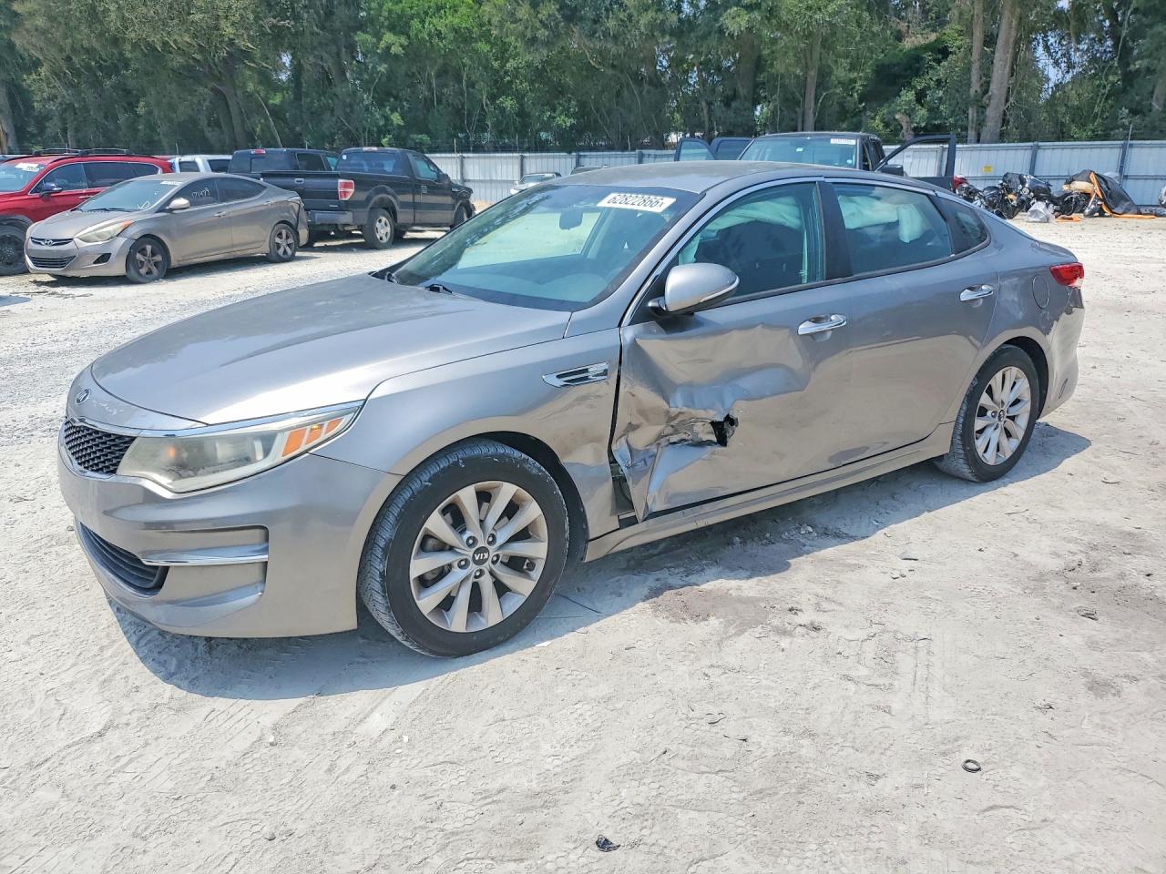 2017 Kia Optima LX, VIN 5XXGT4L35HG139439 — Бок