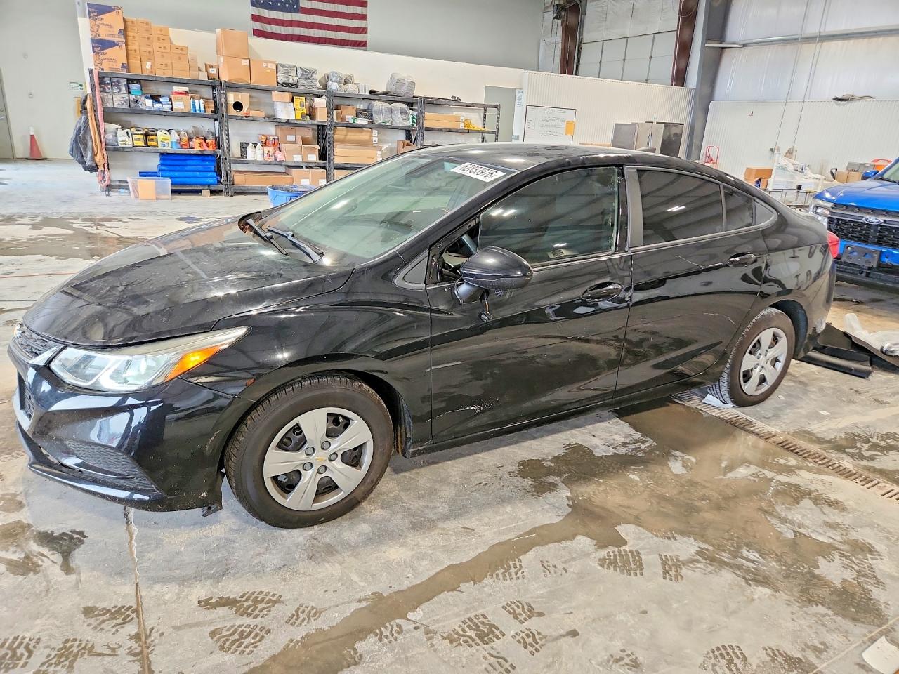 2018 Chevrolet Cruze LS, VIN 1G1BC5SM6J7159006 — Бок