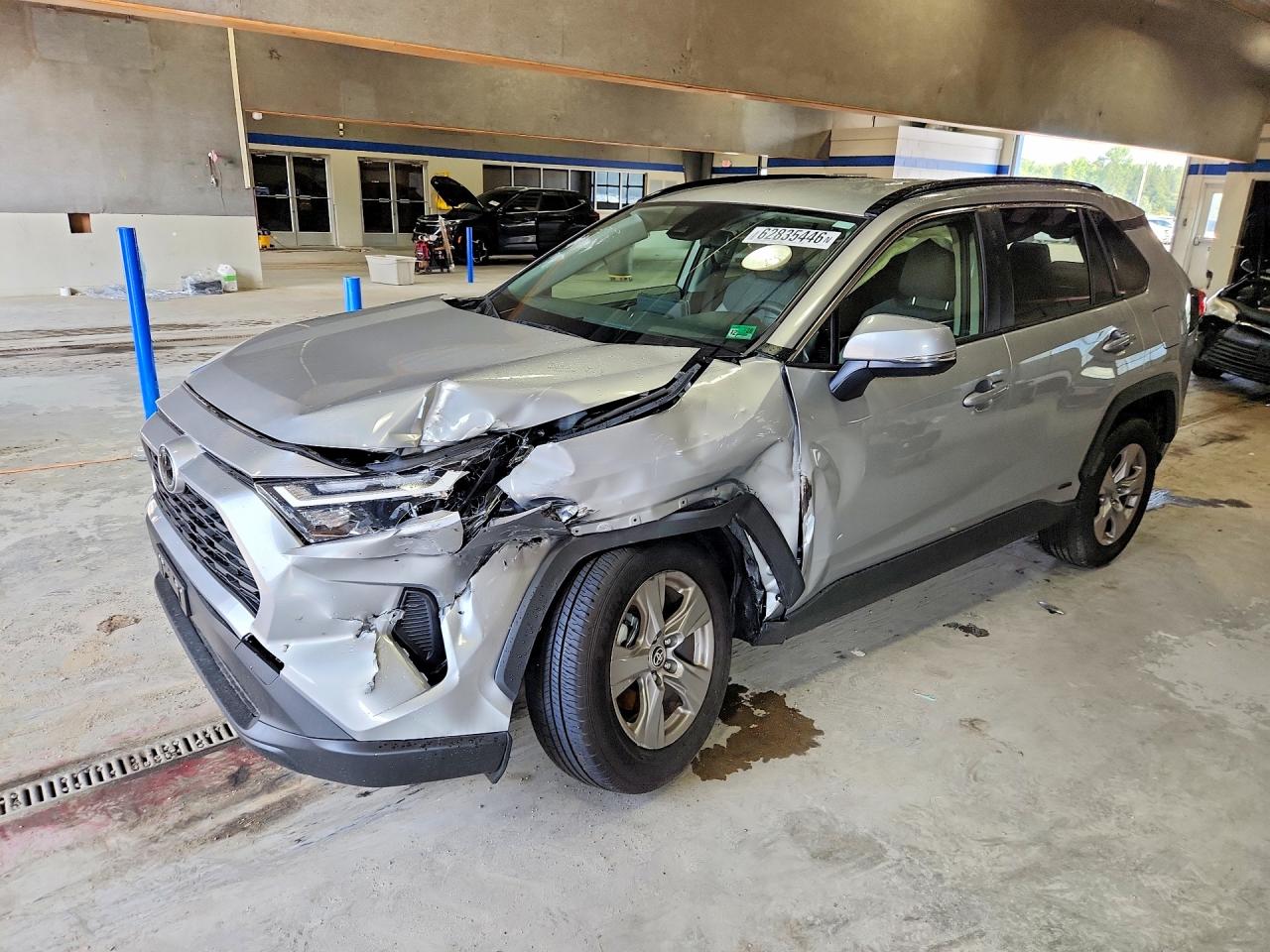 2025 Toyota RAV4 Hybrid XLE, VIN JTMRWRFV3SJ087127 — Перед