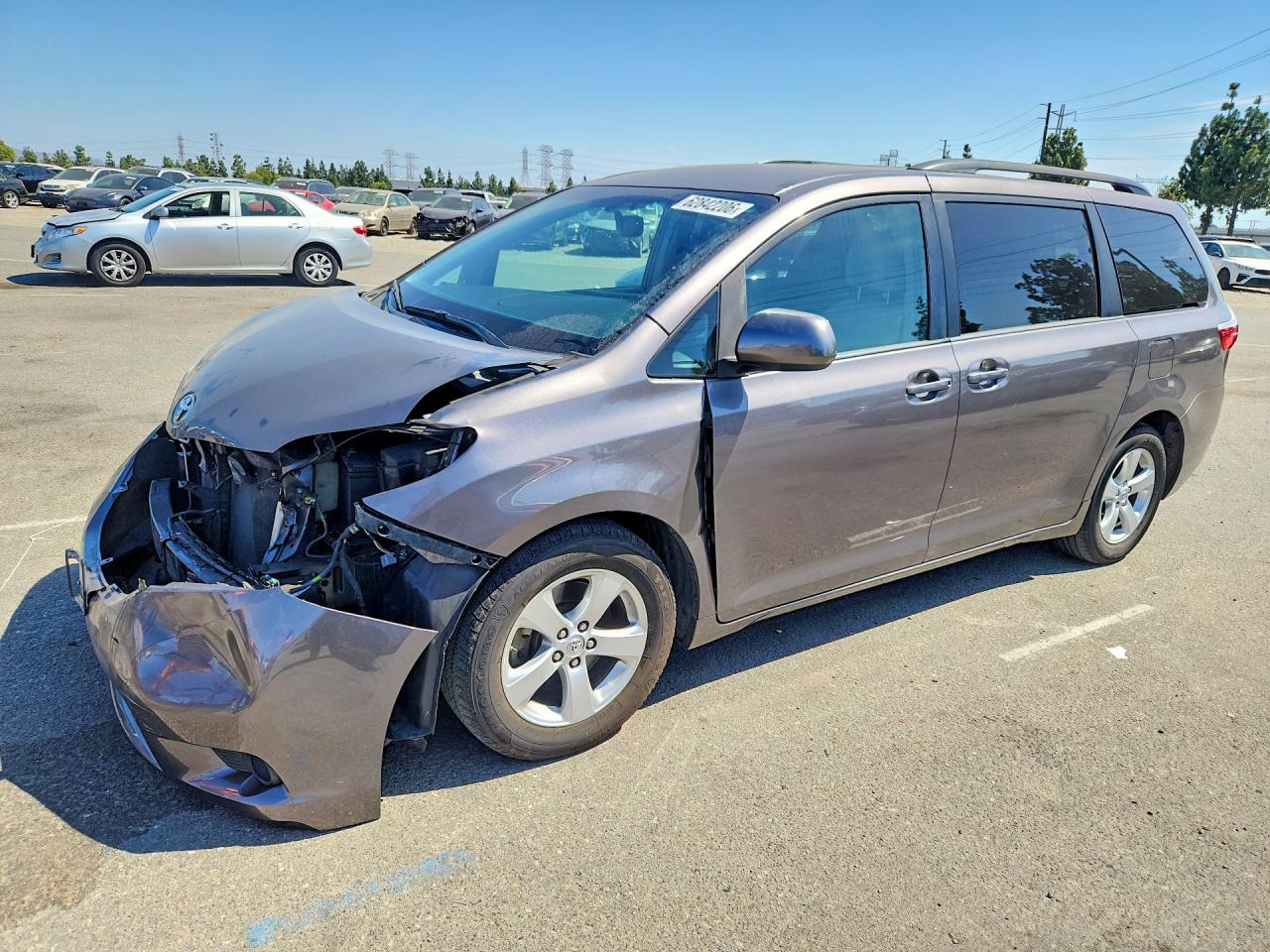 2017 Toyota Sienna LE, VIN 5TDKZ3DC4HS784261 — Front end