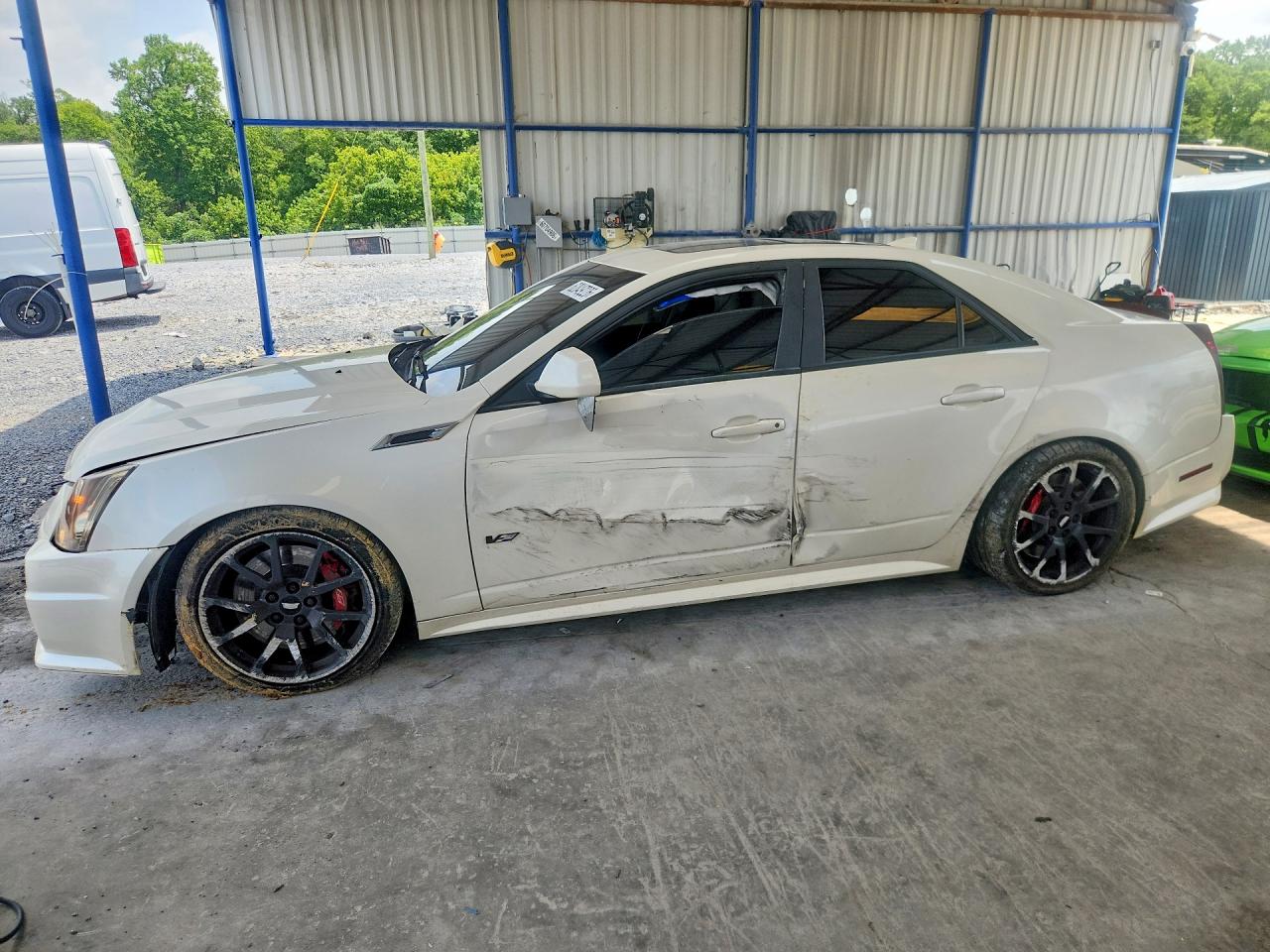 2013 Cadillac CTS-V, VIN 1G6DV5EPXD0127711 — Front end