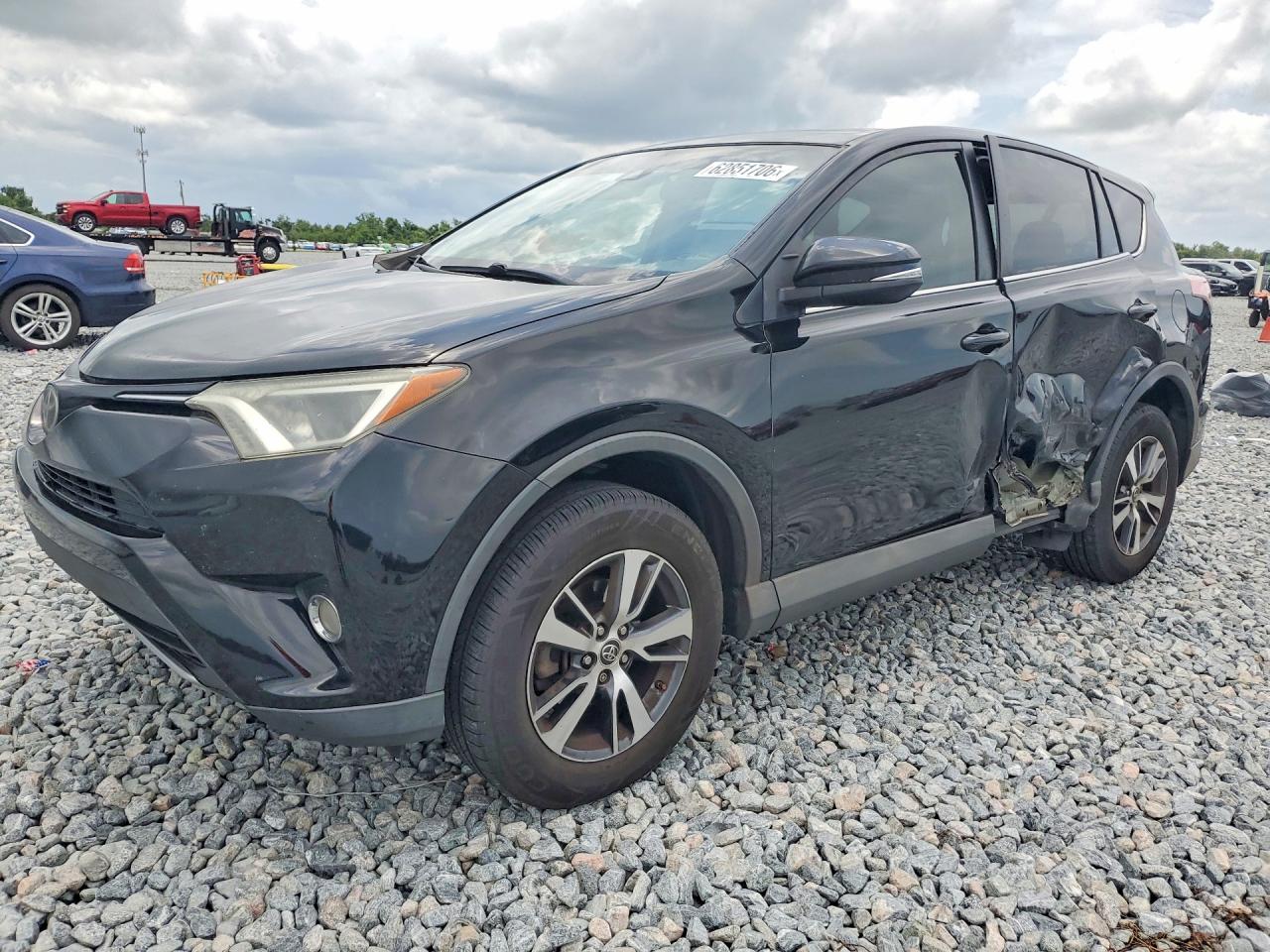 2018 Toyota RAV4 XLE, VIN 2T3WFREV2JW504256 — Side