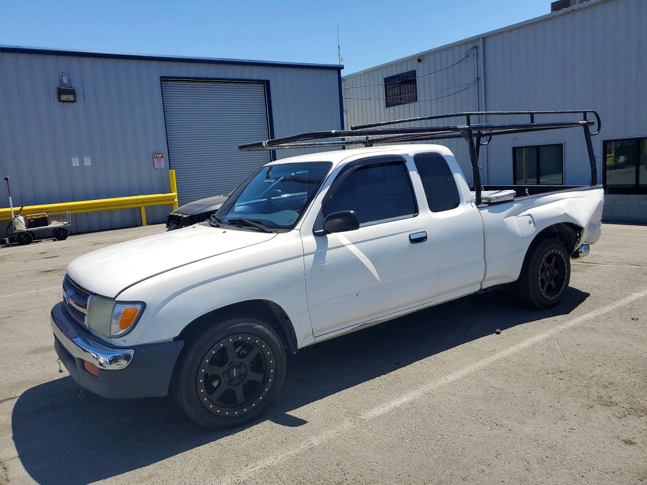 1999 Toyota Tacoma, VIN 4TAVN52N2XZ572041 — Rear end