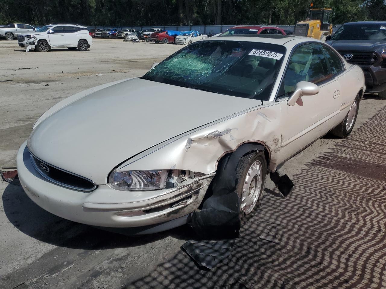 1997 Buick Riviera, VIN 1G4GD22KXV4714310 — Front end