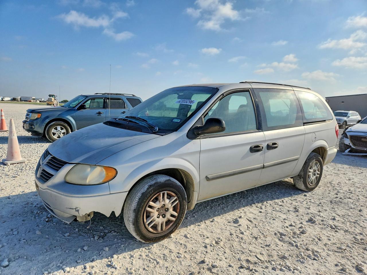2005 Dodge Caravan SE, VIN 1D4GP24R85B167512 — Front end