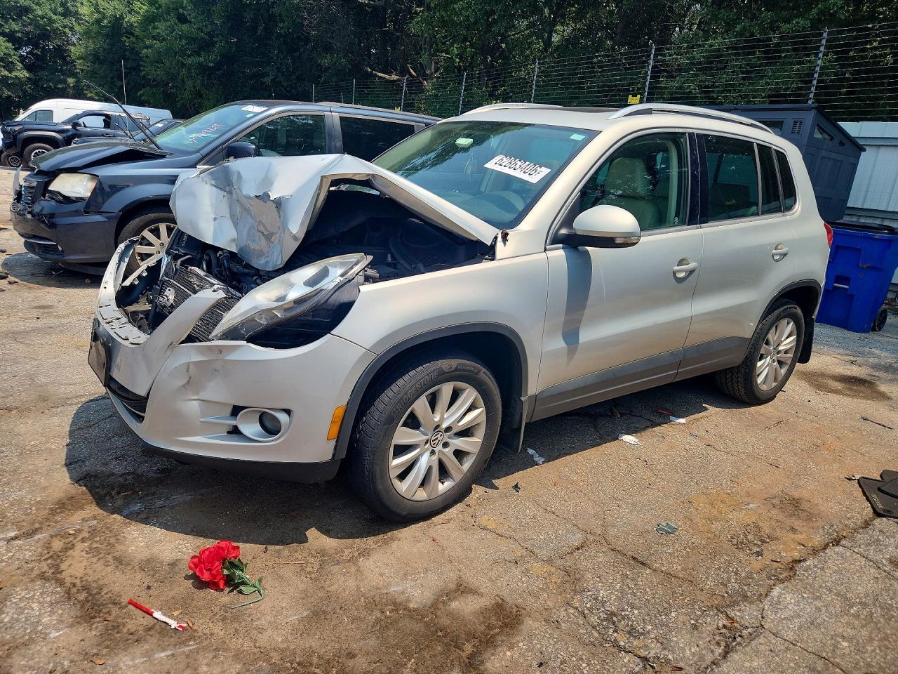 2010 Volkswagen Tiguan SE, VIN WVGBV7AXXAW510350 — Front end