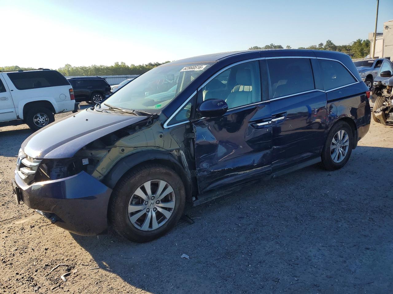 2017 Honda Odyssey EX-L, VIN 5FNRL5H63HB003170 — Front end