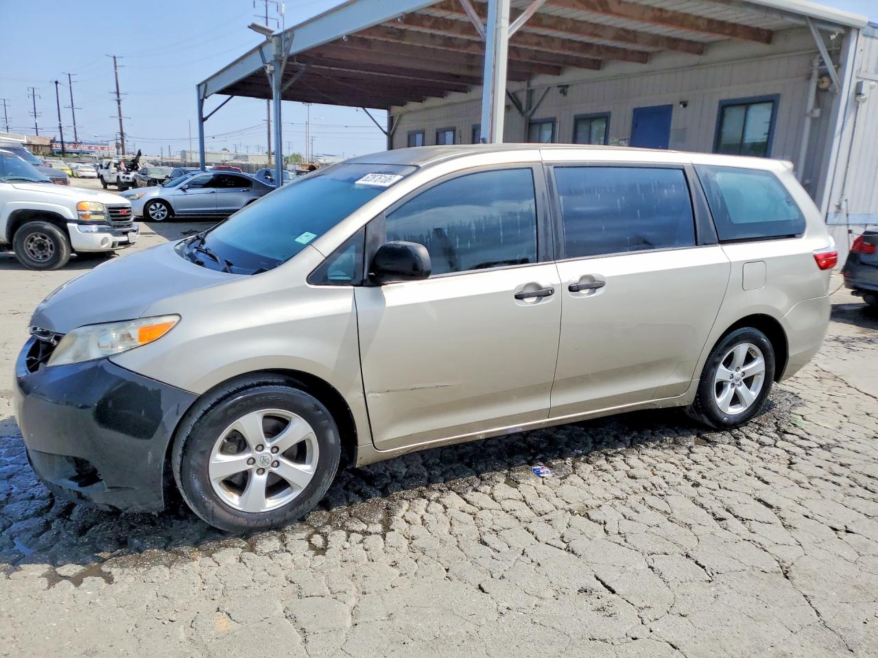 2015 Toyota Sienna L, VIN 5TDZK3DC2FS564441 — Перед