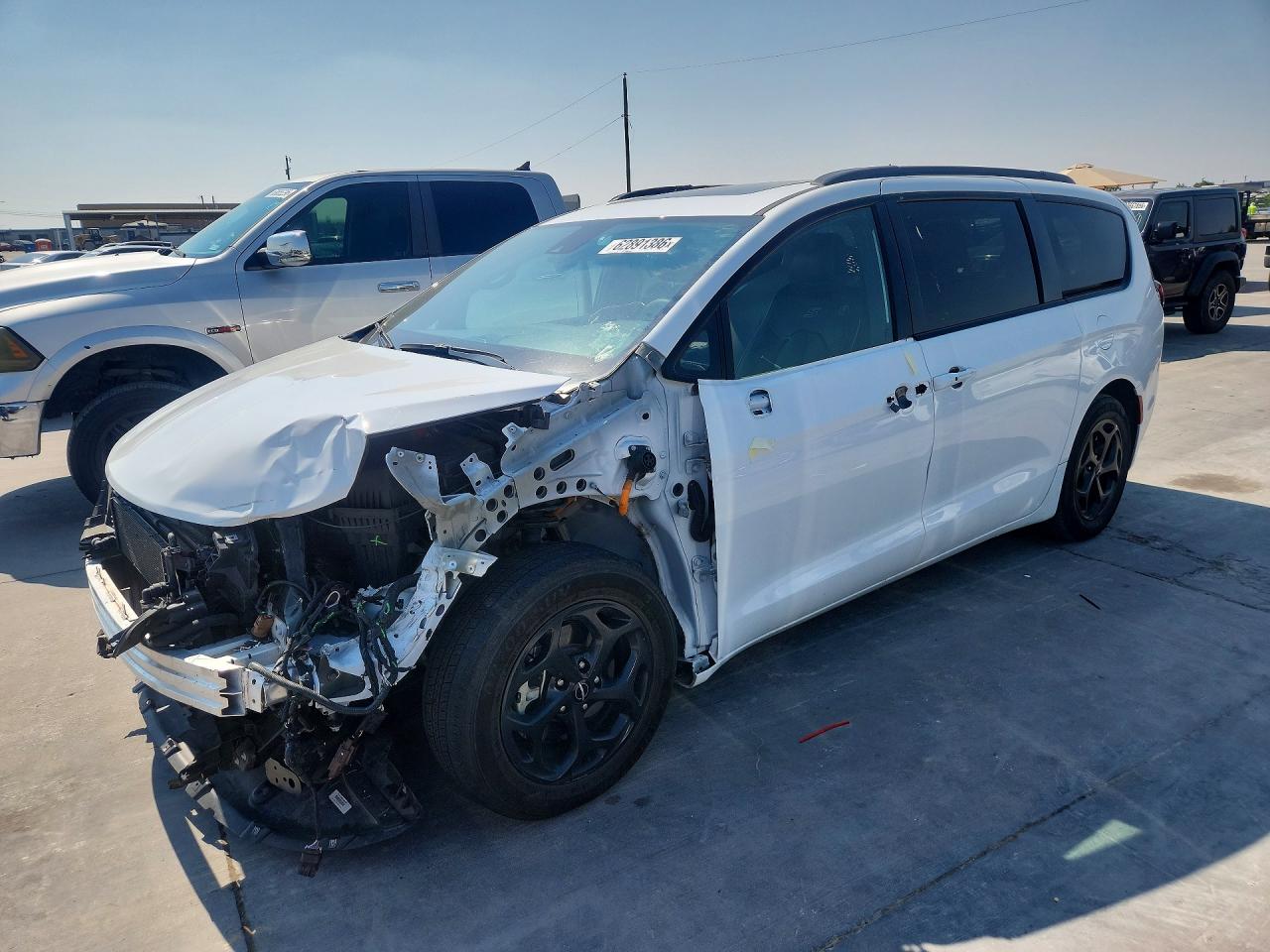 2024 Chrysler Pacifica Hybrid S, VIN 2C4RC1S75RR122029 — Front end