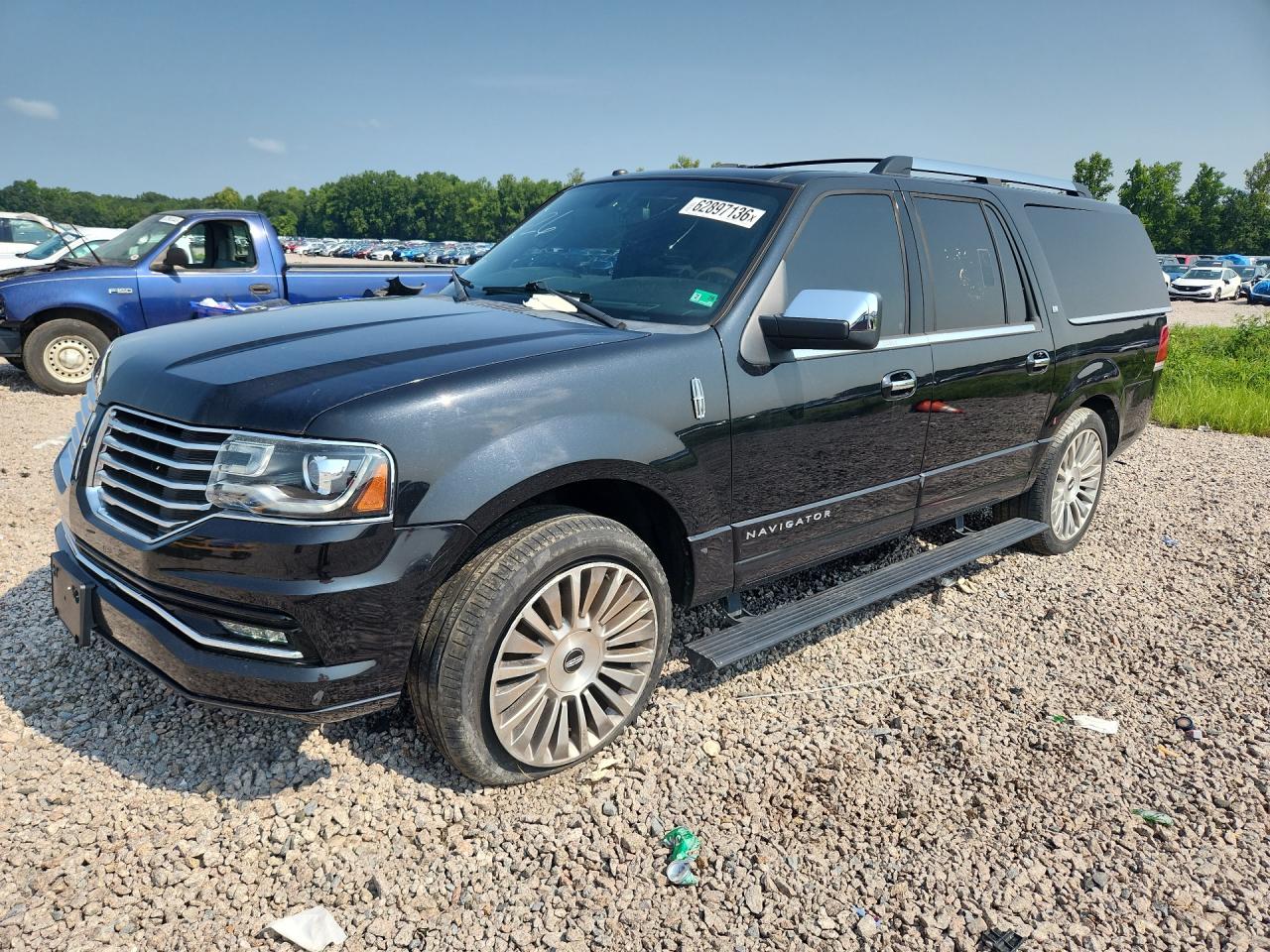 2015 Lincoln Navigator, VIN 5LMJJ3JT4FEJ04586 — Side