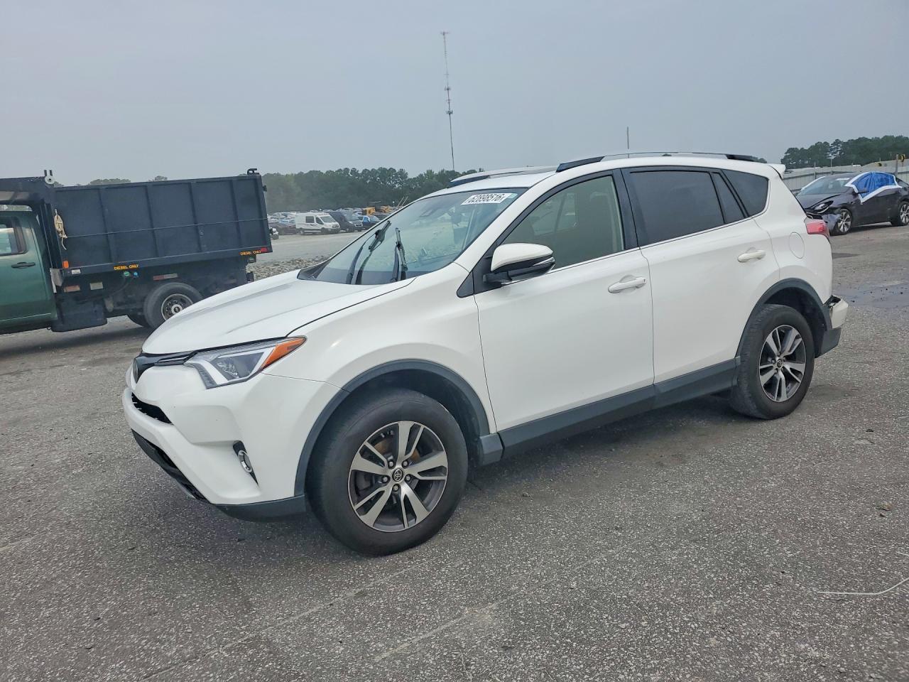 2017 Toyota RAV4 XLE, VIN JTMWFREV4HD107168 — Зад