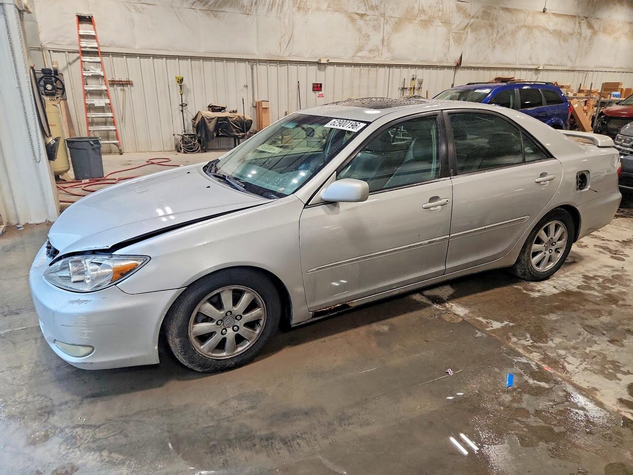 2004 Toyota Camry XLE, VIN 4T1BF30K64U073491 — Перед
