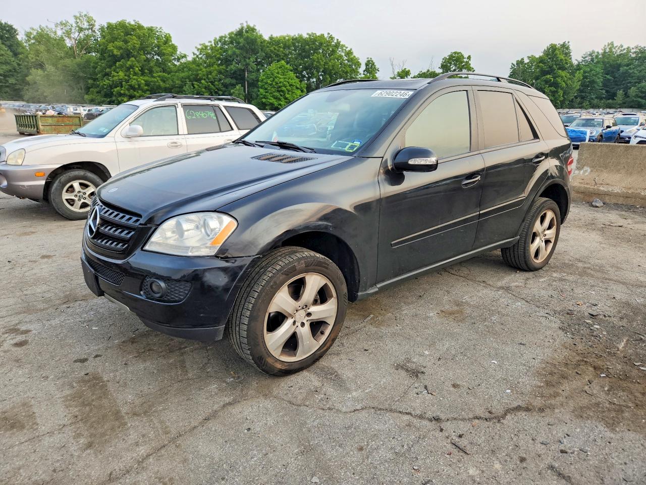 2006 Mercedes-Benz M 350, VIN 4JGBB86E06A132033 — Minor dents and scratches