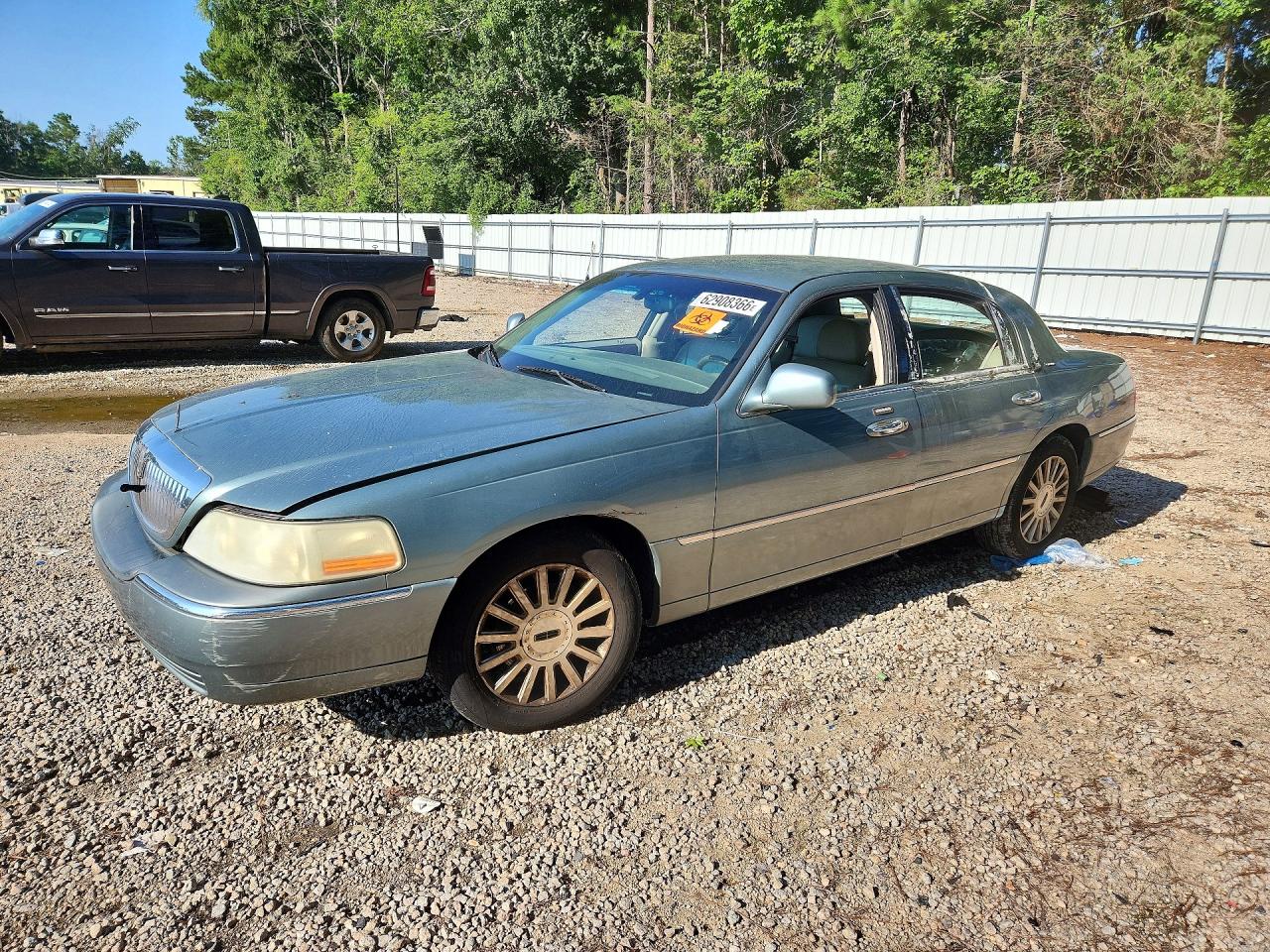 2004 Lincoln Town Car Signature, VIN 1LNHM81W24Y649391 — Мелкие вмятины и царапины