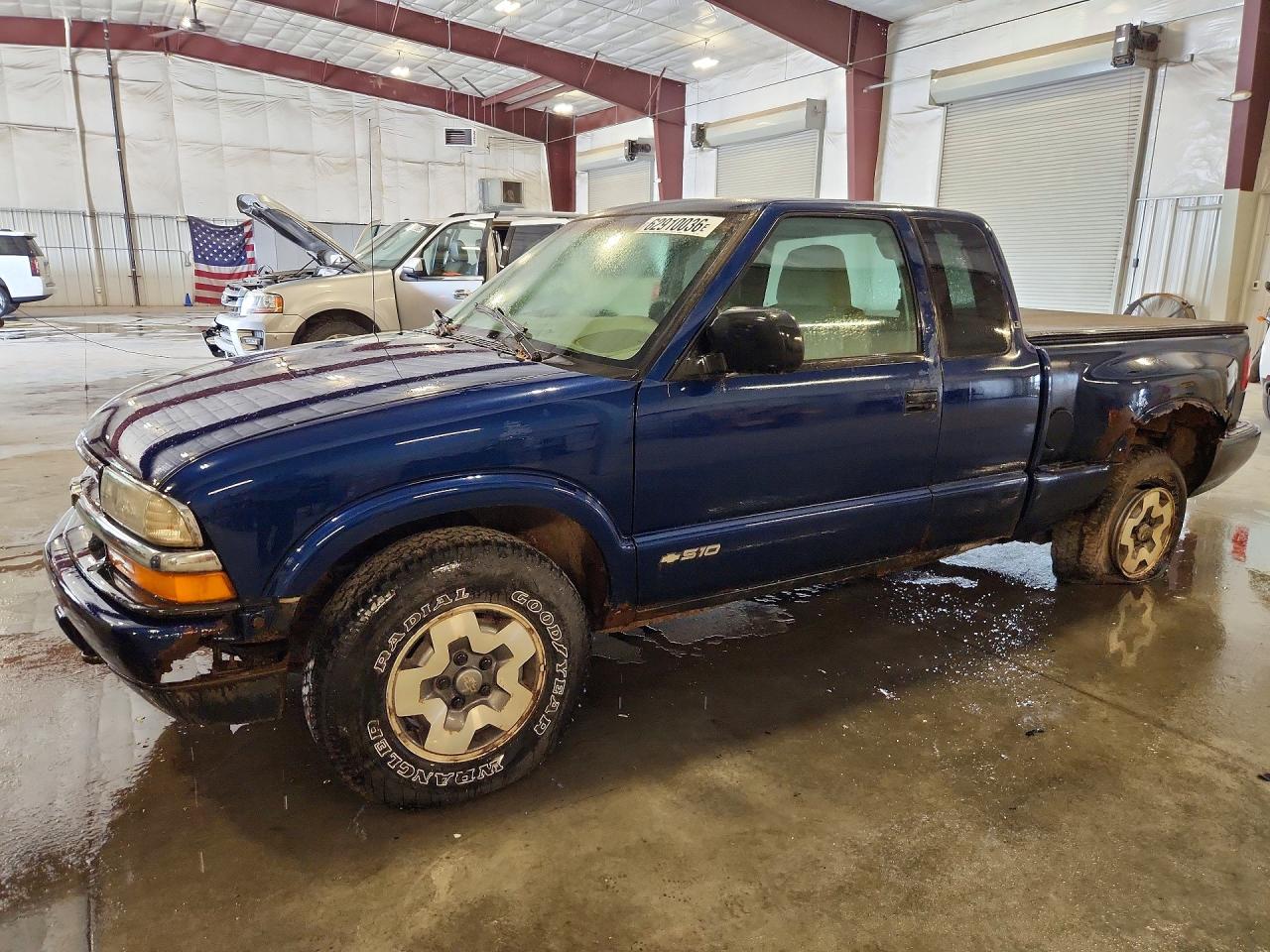 2000 Chevrolet S-10 LS, VIN 1GCDT19W6Y8139925 — Minor dents and scratches