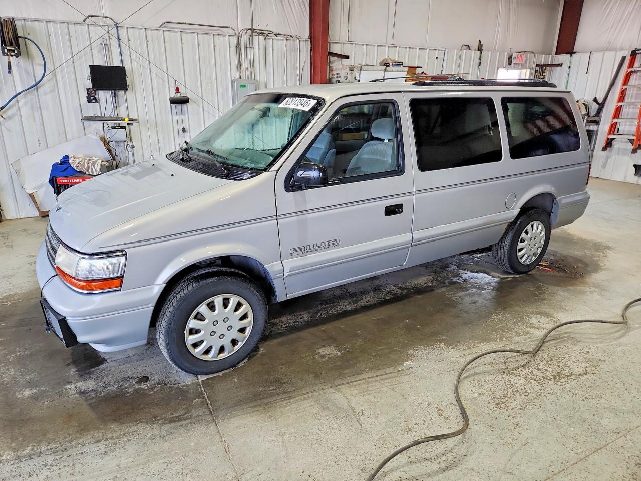 1995 Plymouth Voyager, VIN 1P4GK44R1SX590353 — Minor dents and scratches