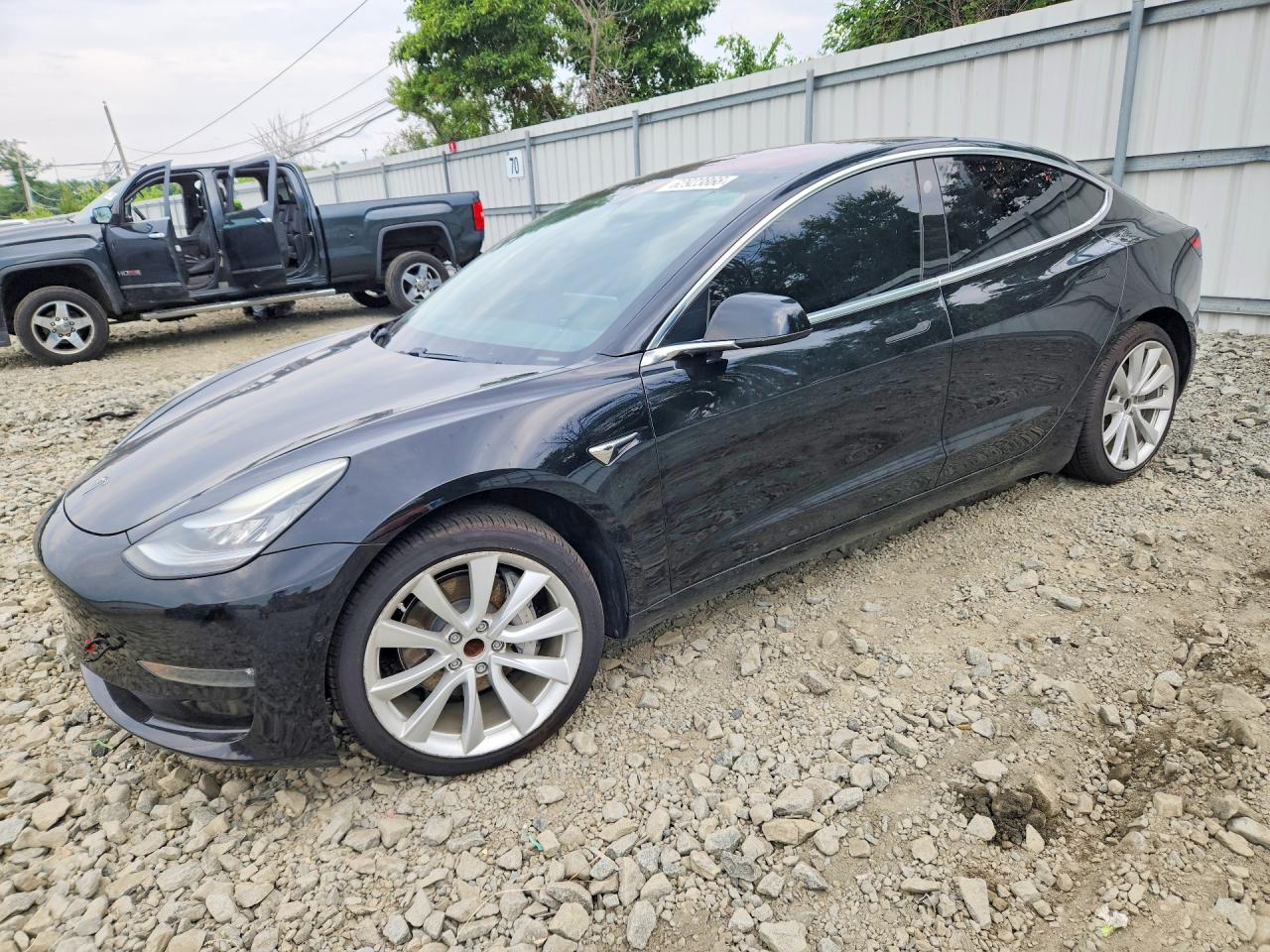 2019 Tesla Model 3 Mid Range, VIN 5YJ3E1EAXKF313390 — Мелкие вмятины и царапины