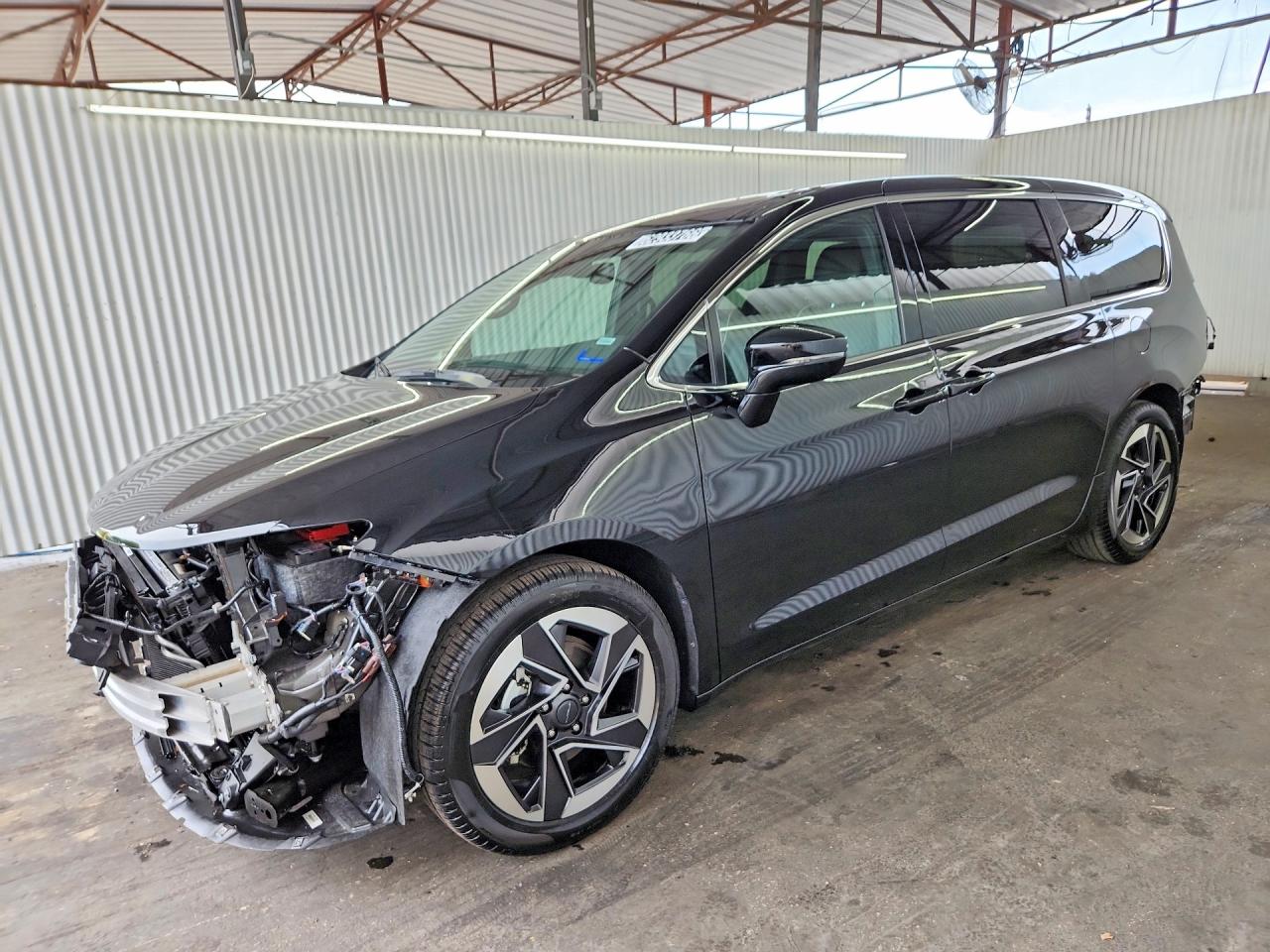 2027 Chrysler Pacifica Limited, VIN 2C4RC1GG4VR553416 — Front end