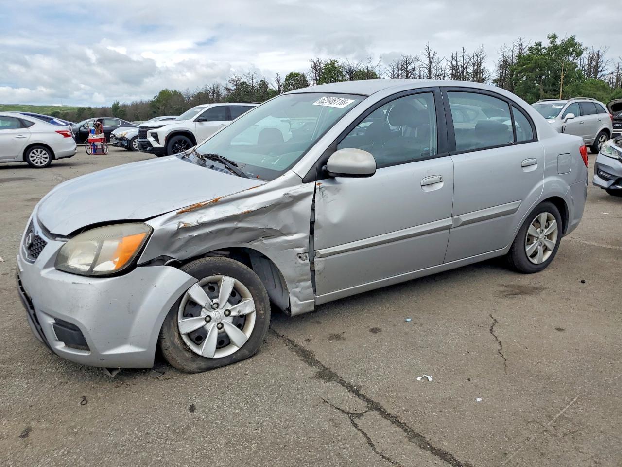 2011 Kia Rio LX, VIN KNADH4A35B6949373 — Перед