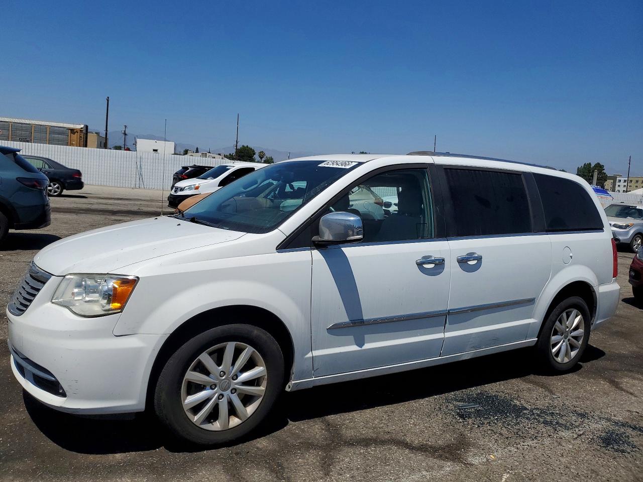 2016 Chrysler Town & Country Limited Platinum, VIN 2C4RC1GG4GR200600 — Side