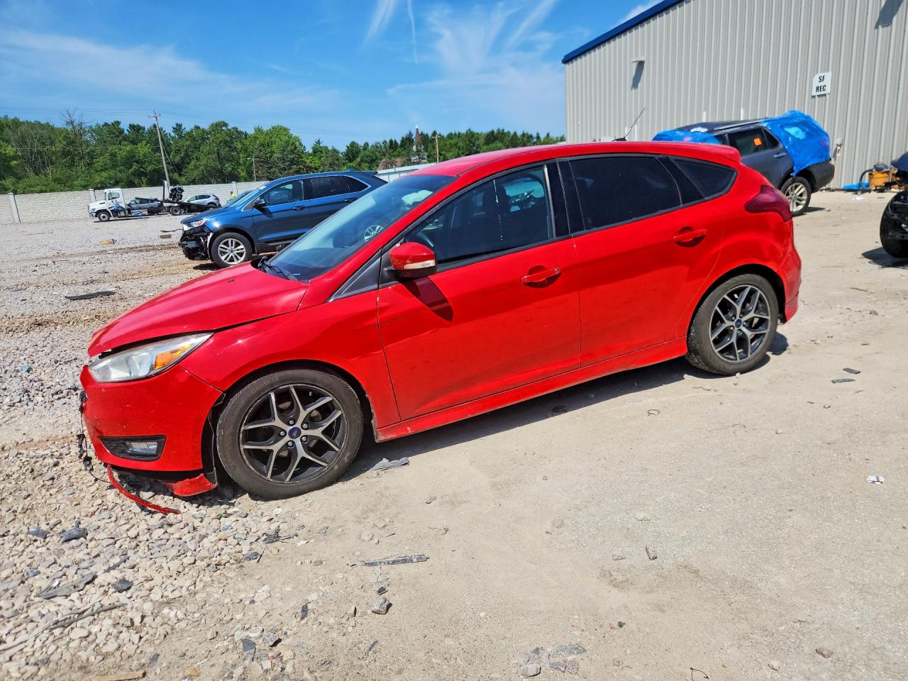 2016 Ford Focus SE, VIN 1FADP3K27GL334957 — Front end