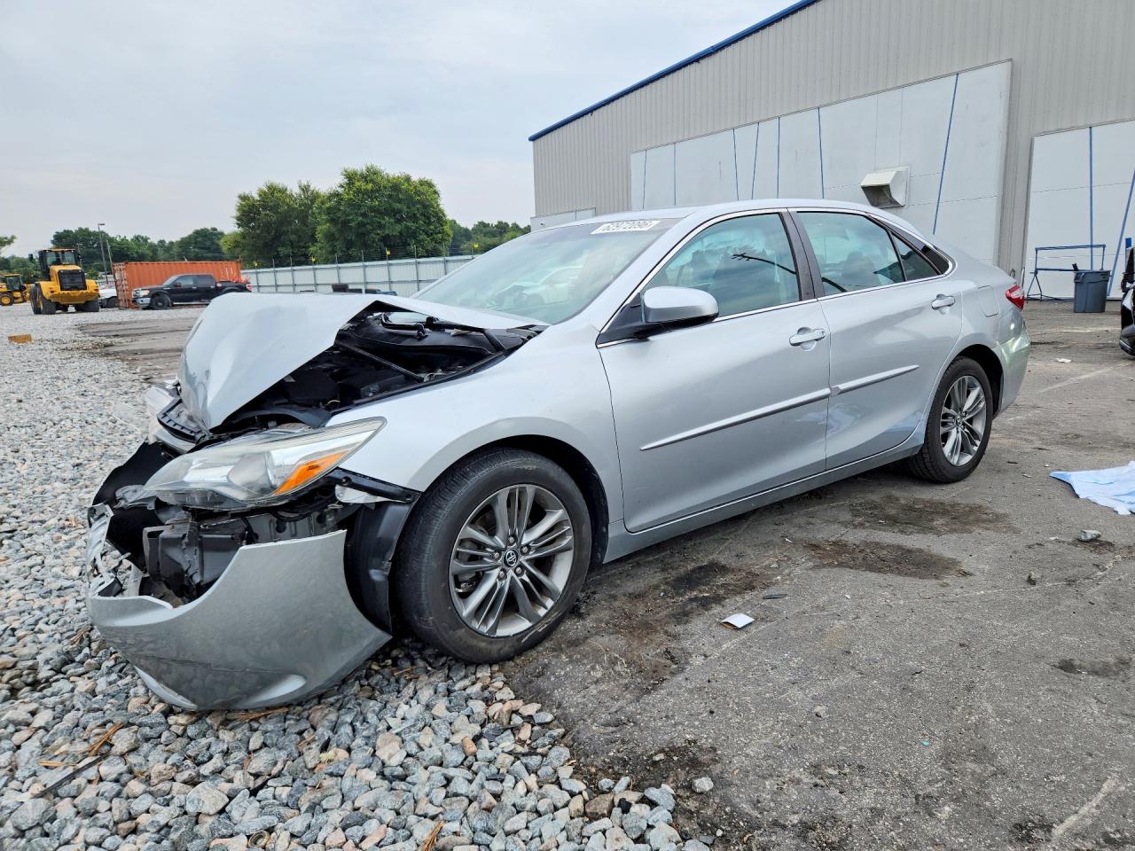 2016 Toyota Camry SE, VIN 4T1BF1FK0GU252562 — Front end