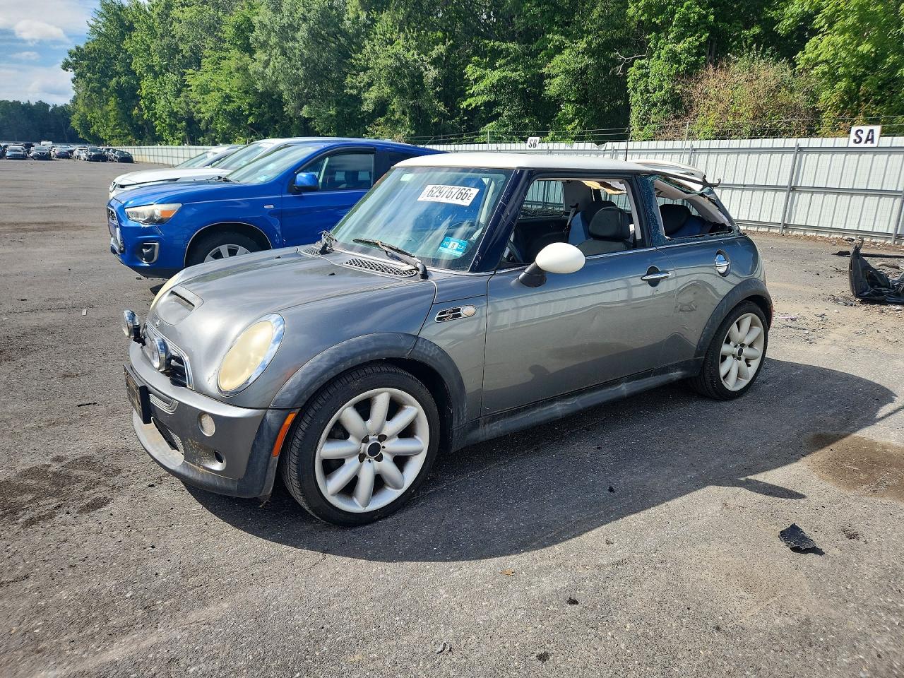 2002 MINI Hardtop S, VIN WMWRE33422TD57464 — Side
