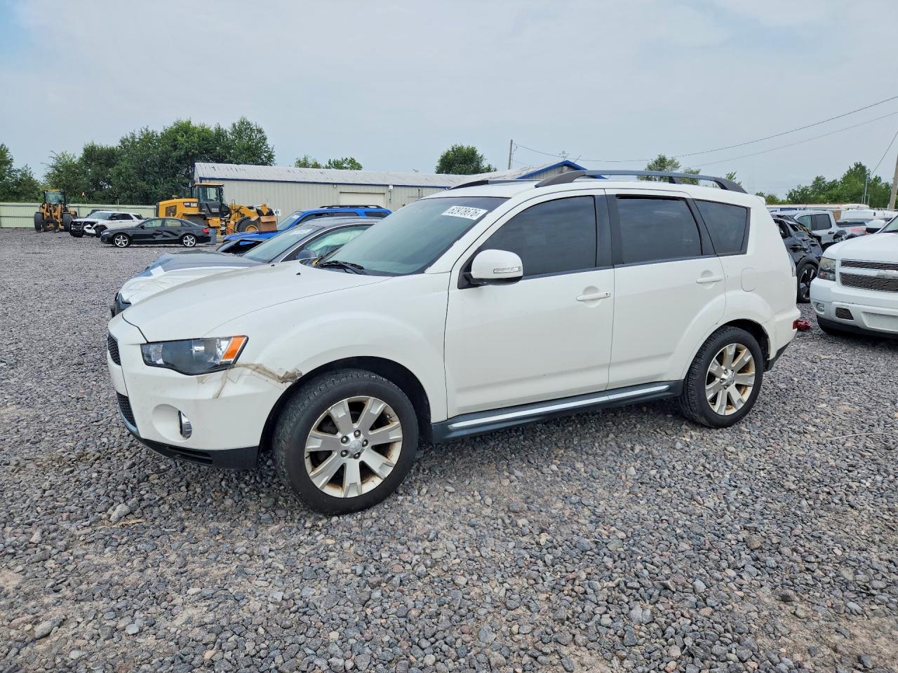 2011 Mitsubishi Outlander SE, VIN JA4JT3AW2BU042269 — Front end