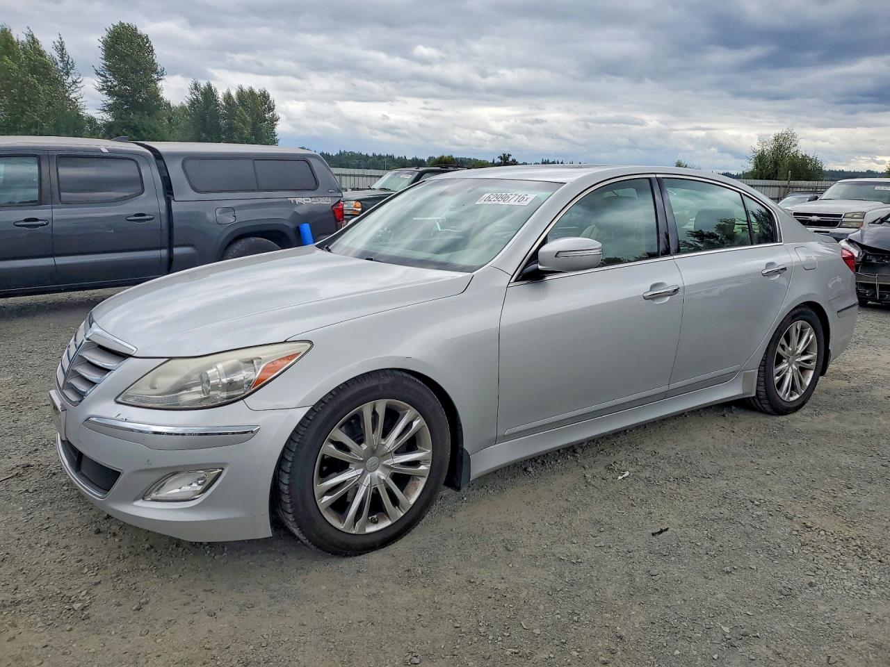 2014 Hyundai Genesis 3.8L, VIN KMHGC4DD6EU262983 — Бок