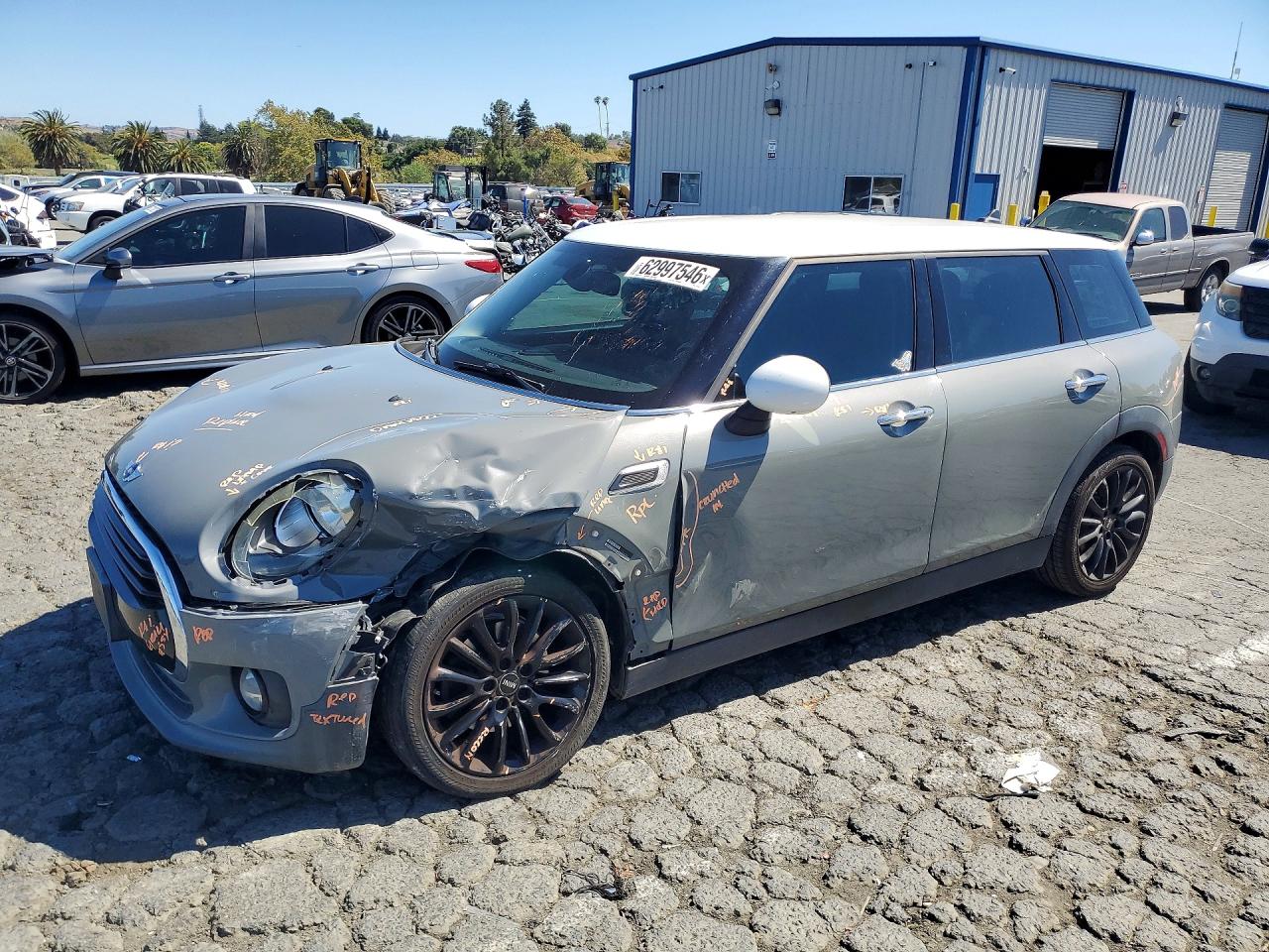 2017 MINI Clubman Cooper, VIN WMWLN5C34H2E33788 — Перед