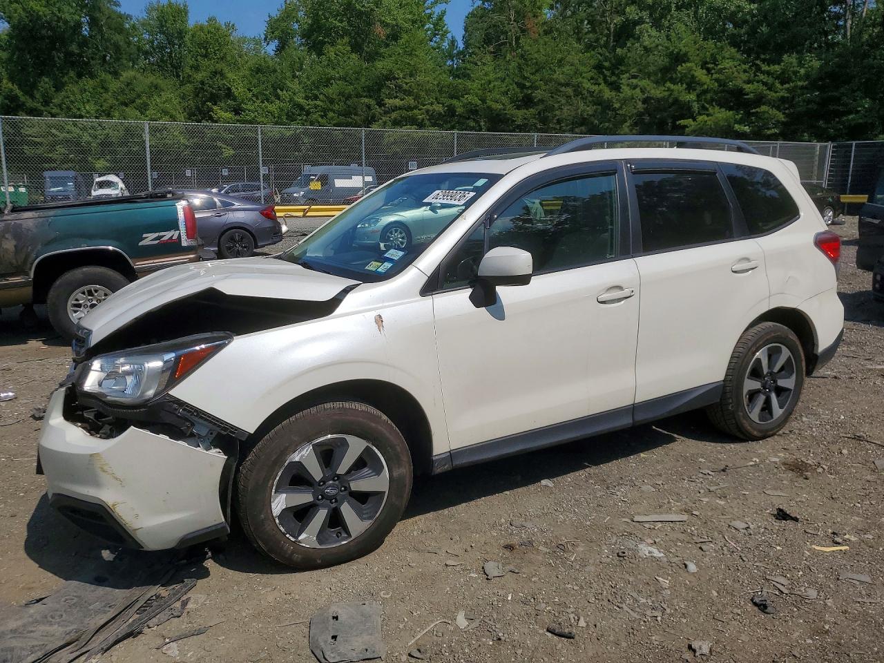 2017 Subaru Forester Premium, VIN JF2SJAGC2HH529329 — Перед