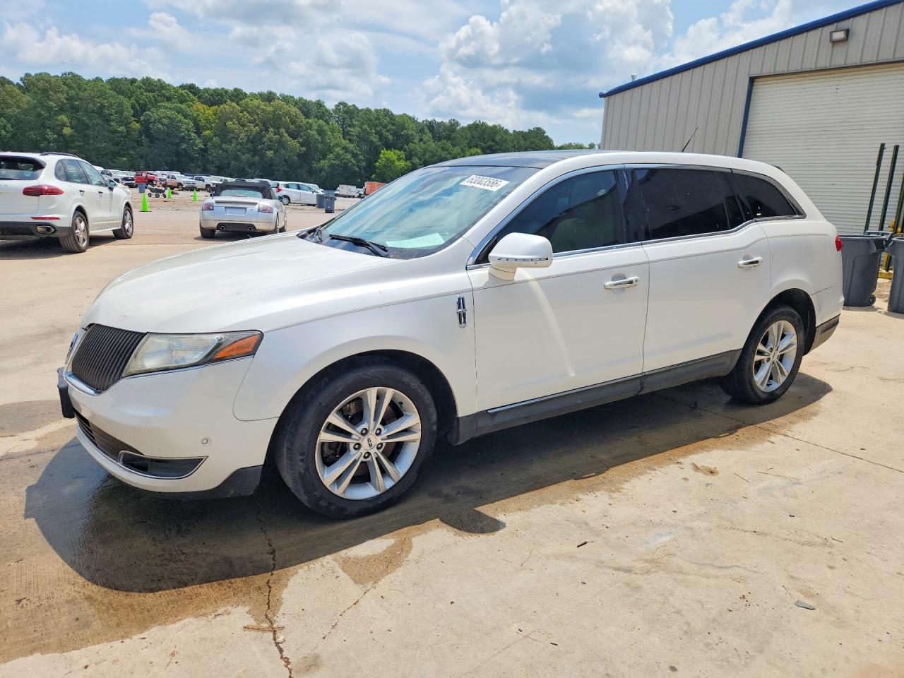2014 Lincoln MKT EcoBoost, VIN 2LMHJ5AT7EBL55467 — Minor dents and scratches
