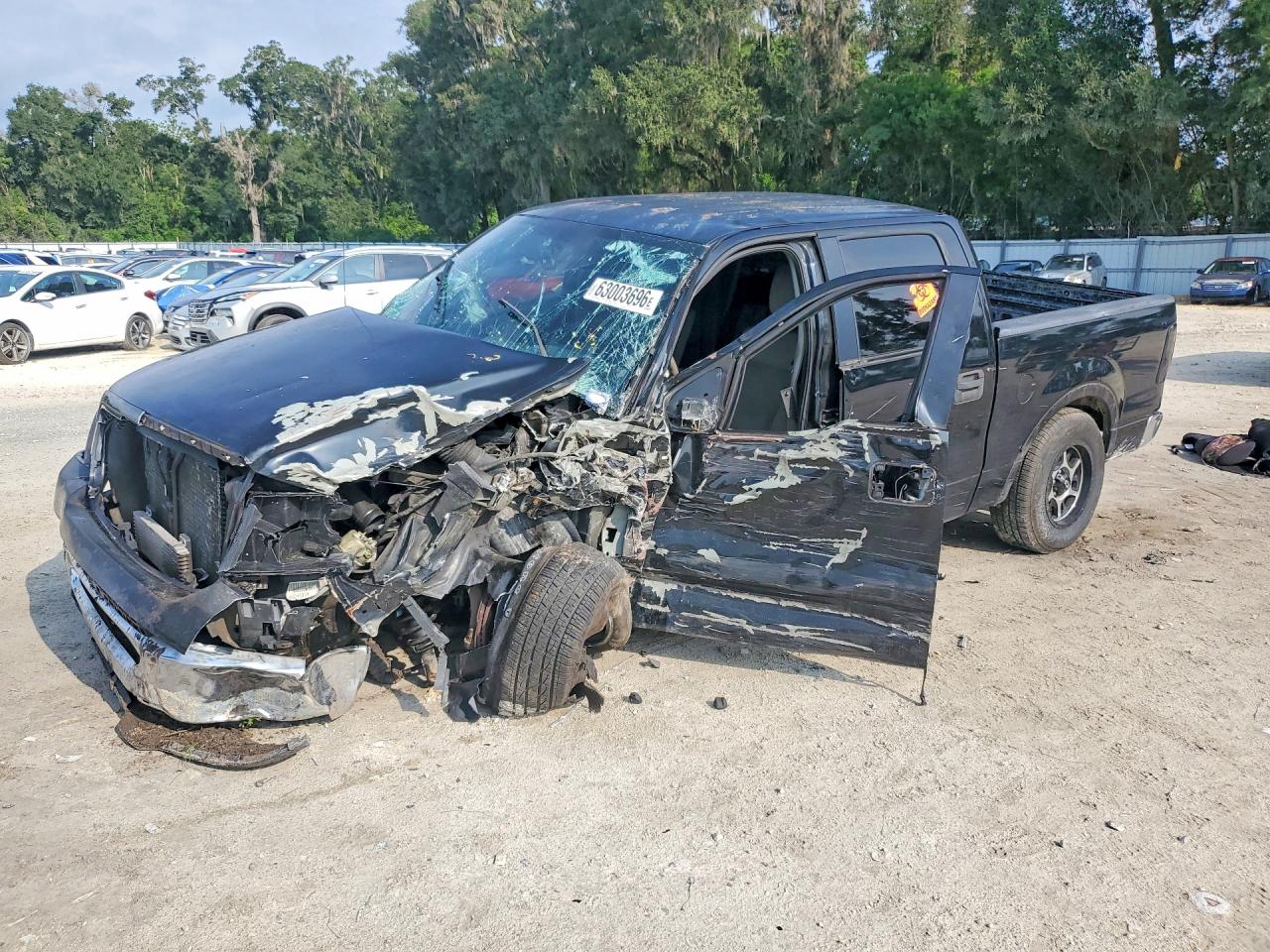 2006 Ford F-150 XLT, VIN 1FTPW12506KB96434 — Front end