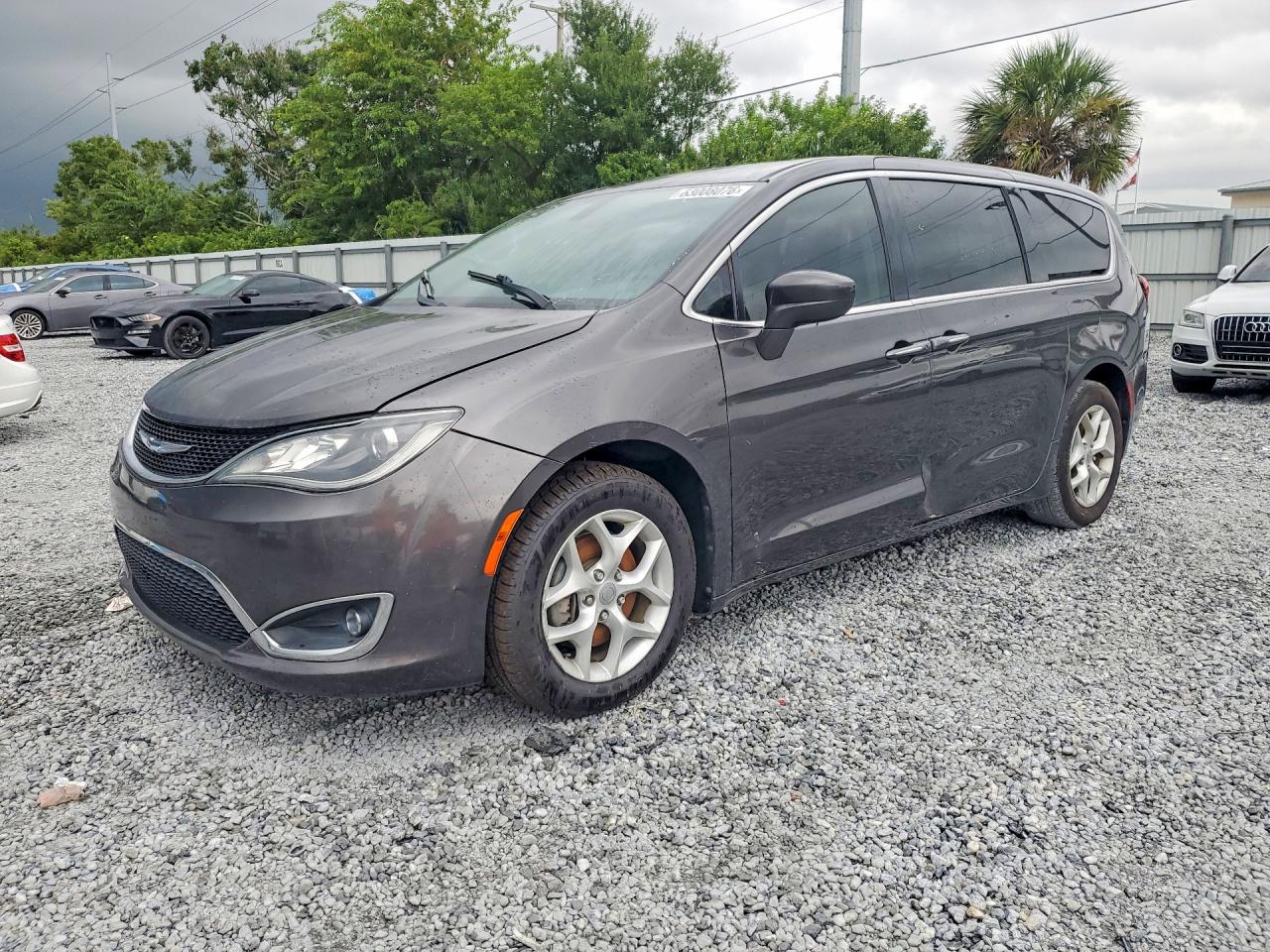 2018 Chrysler Pacifica Touring Plus, VIN 2C4RC1FG4JR126474 — Бок