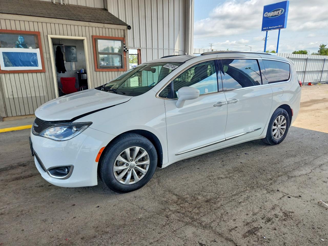 2019 Chrysler Pacifica Touring L, VIN 2C4RC1BG2KR685528 — Механическое