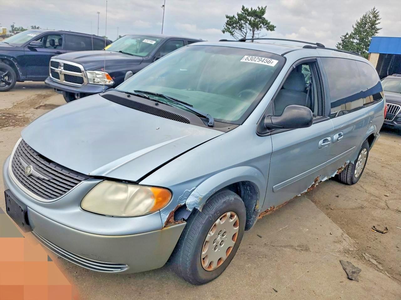 2004 Chrysler Town & Country LX, VIN 2C4GP44R84R618088 — Перед