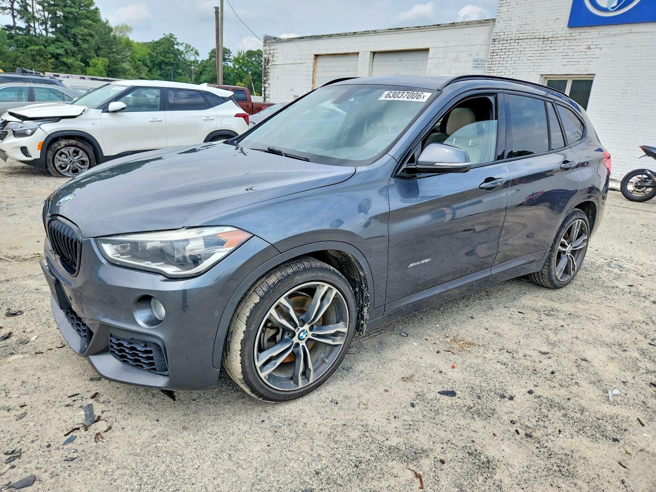 2016 BMW X1 xDrive28i, VIN WBXHT3C32G5E49233 — Перед