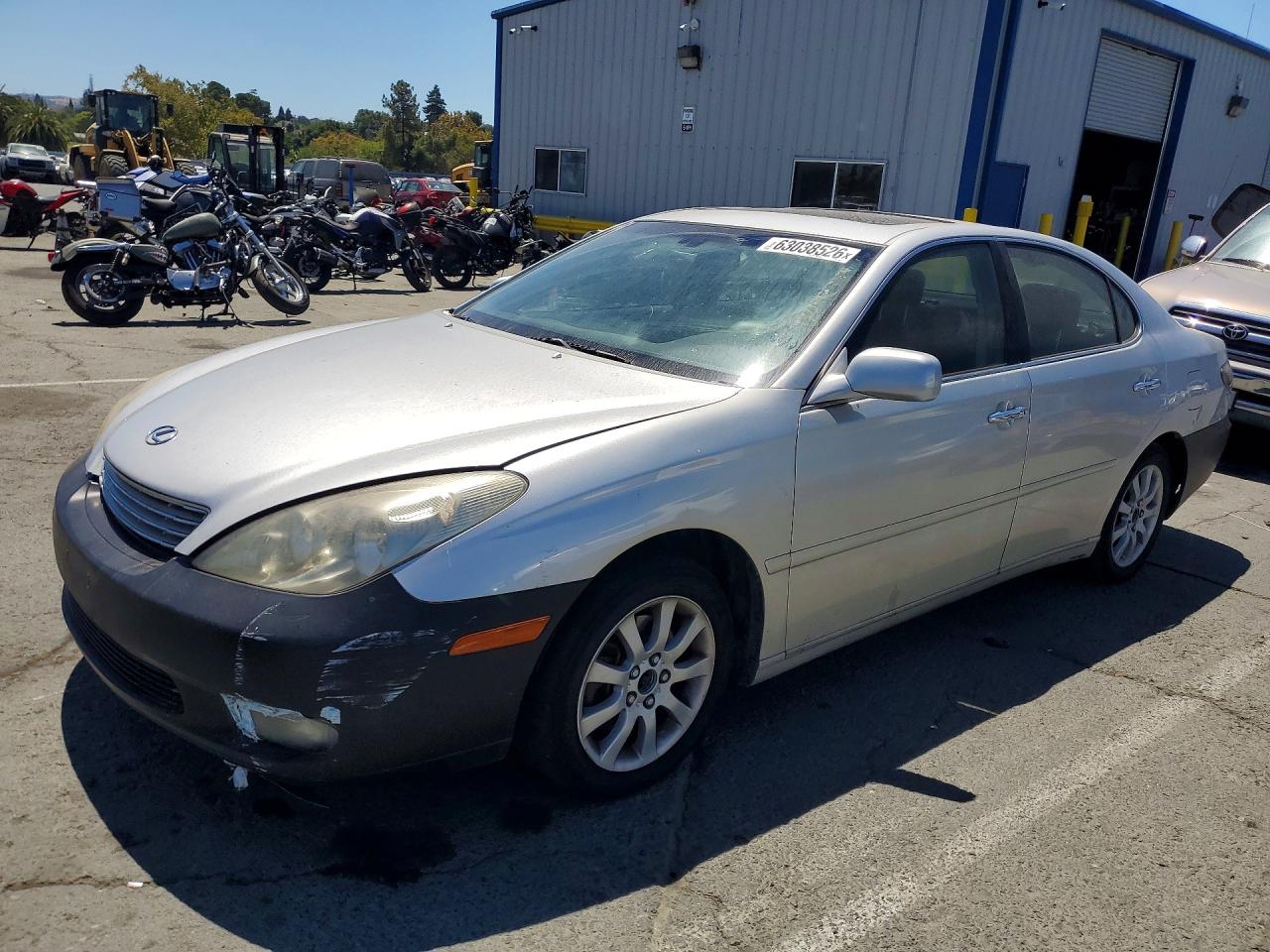 2002 Lexus ES 300, VIN JTHBF30G520086672 — Front end
