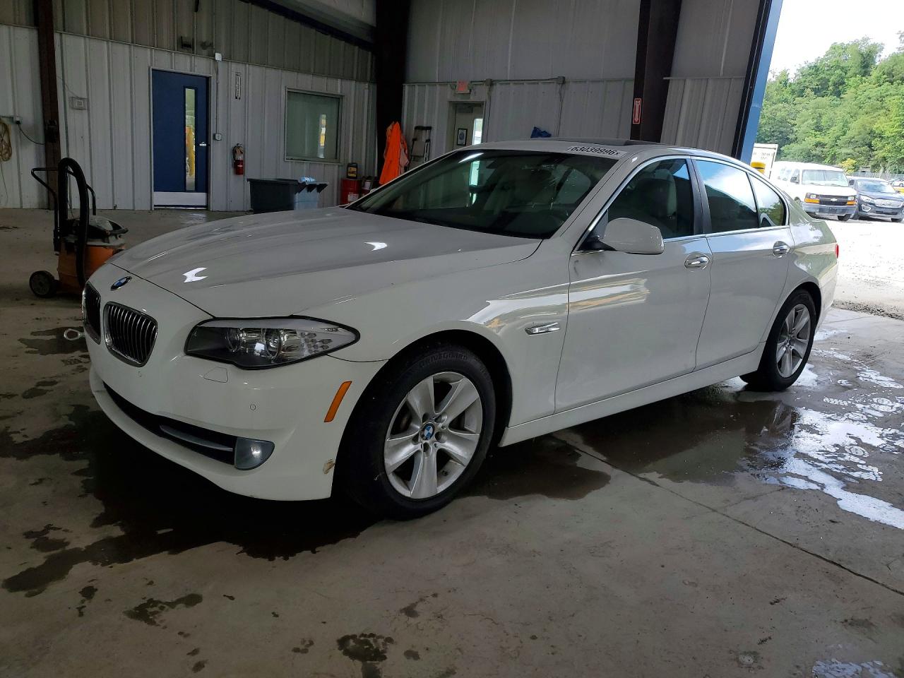 2013 BMW 5 Series 528i xDrive, VIN WBAXH5C55DD112235 — Механическое