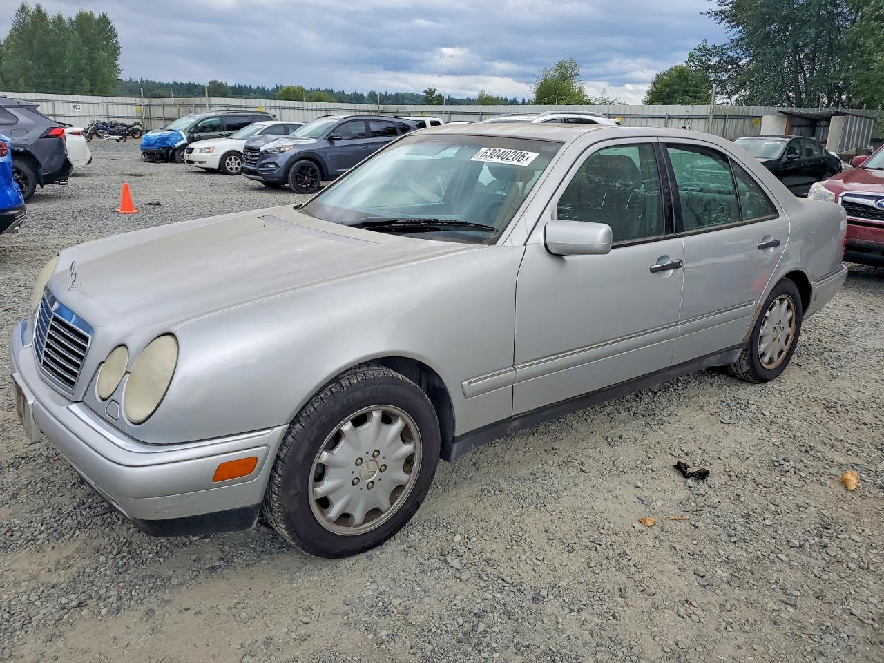 1999 Mercedes-Benz E 320, VIN WDBJF82H4XX018540 — Minor dents and scratches