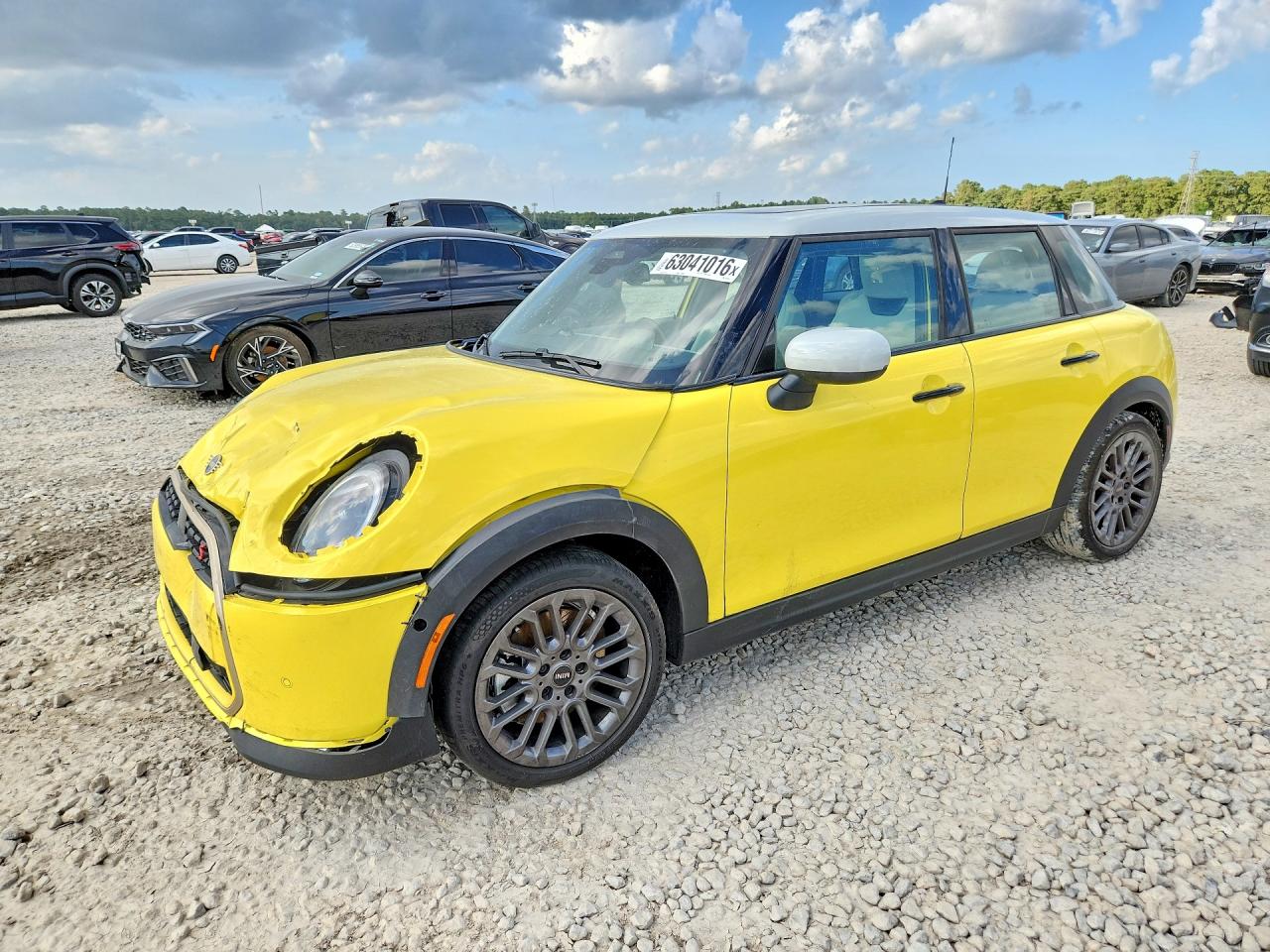2025 MINI Hardtop 4 Door Cooper S, VIN WMW53GD07S2X13854 — Перед