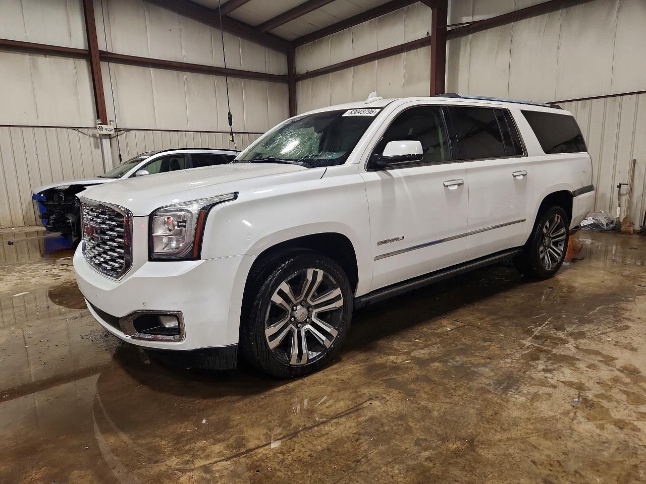 2018 GMC Yukon XL Denali, VIN 1GKS2HKJ3JR121596 — Front end