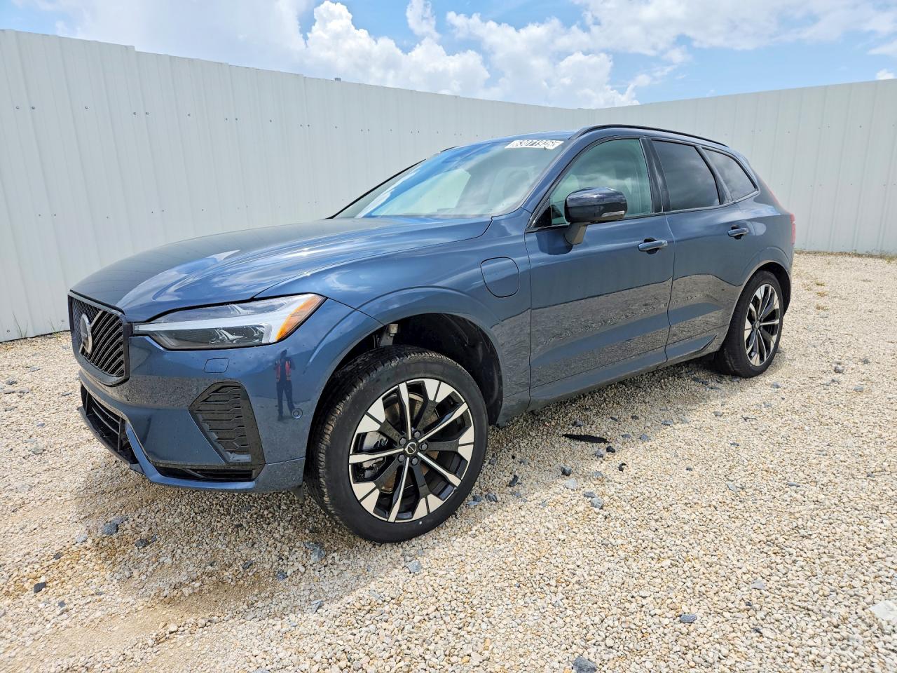 2026 Volvo XC60 Plus, VIN YV4H60RC0T1454162 — Side