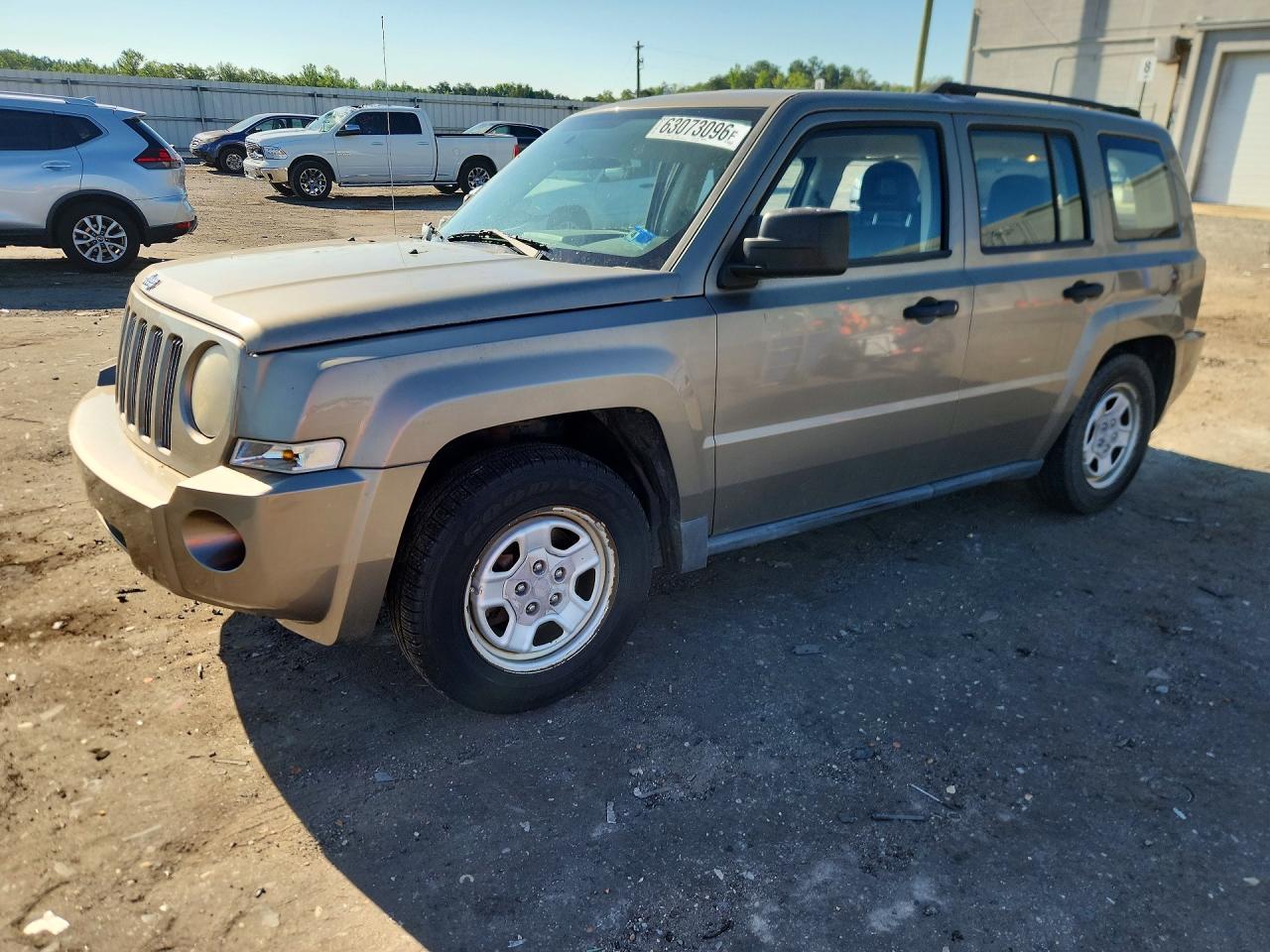 2008 Jeep Patriot Sport, VIN 1J8FF28W48D511429 — Бок