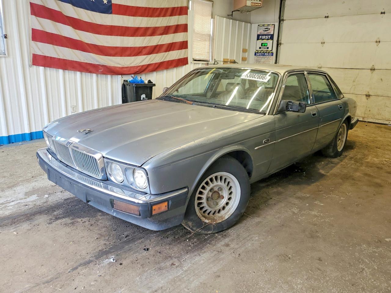 1989 Jaguar XJ, VIN SAJHY1543KC581123 — Undercarriage