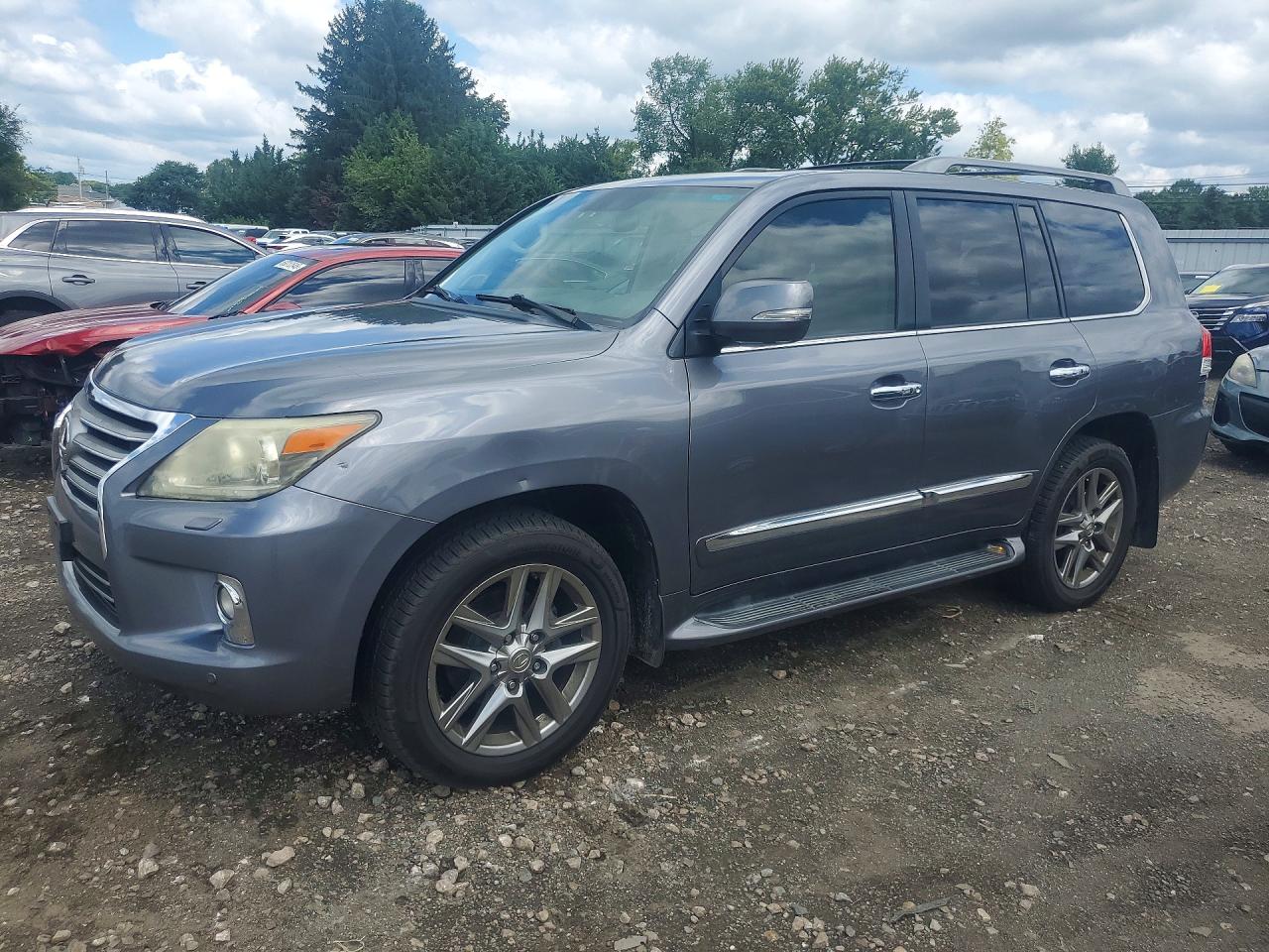 2013 Lexus LX 570, VIN JTJHY7AX2D4092675 — Front end
